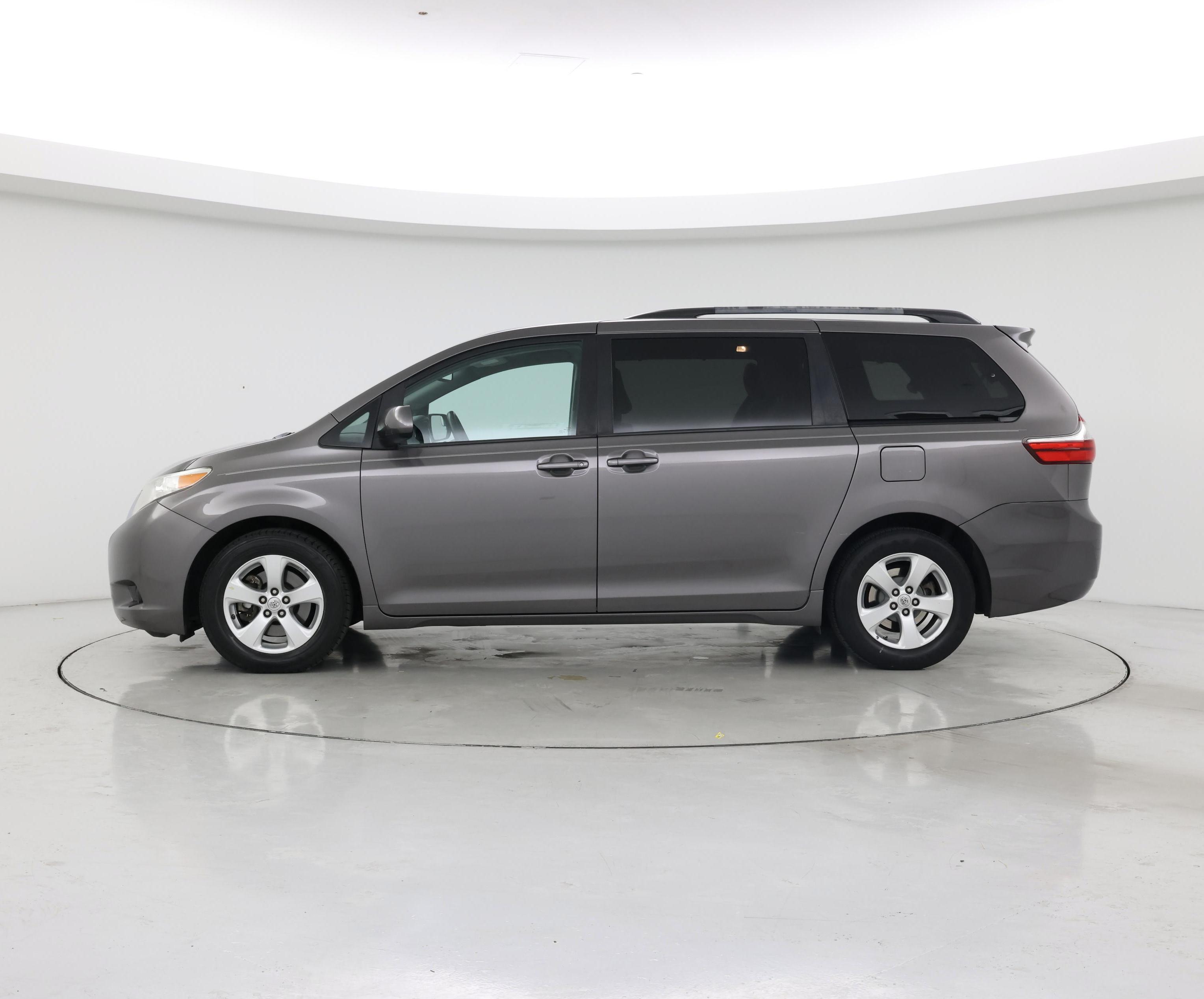 Thumbnail: 2017 Toyota Sienna - 3
