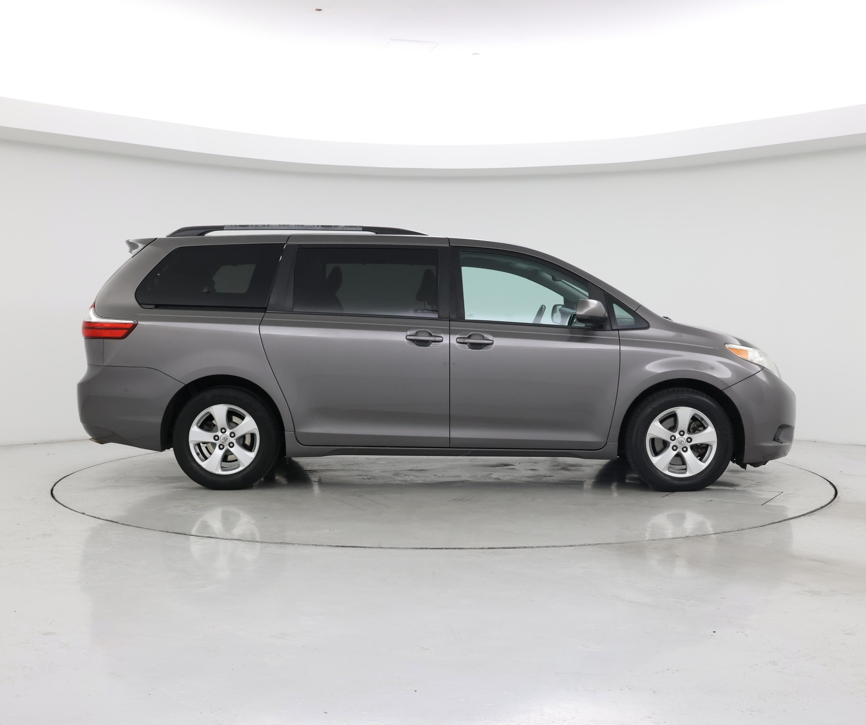 Thumbnail: 2017 Toyota Sienna - 7