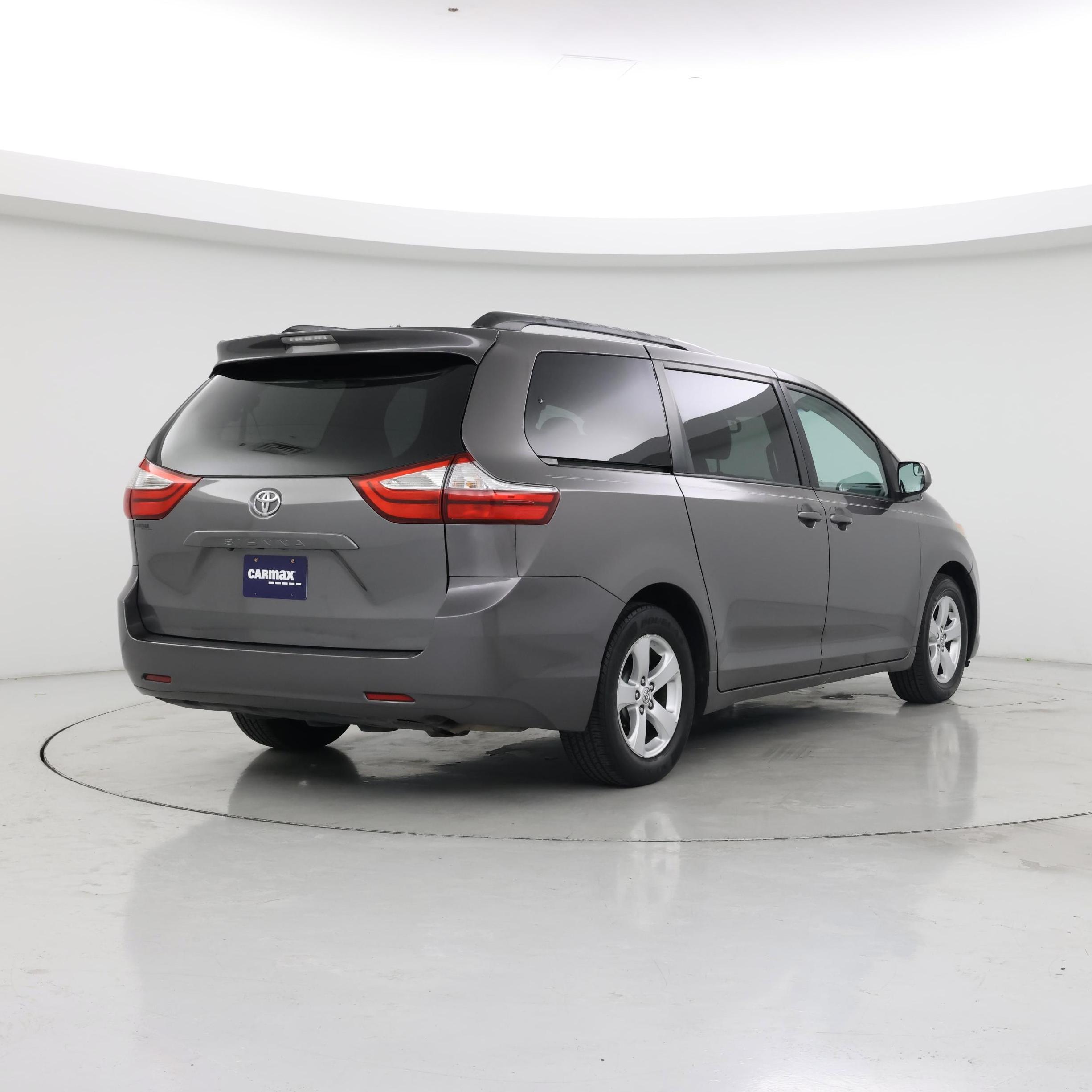 Thumbnail: 2017 Toyota Sienna - 8