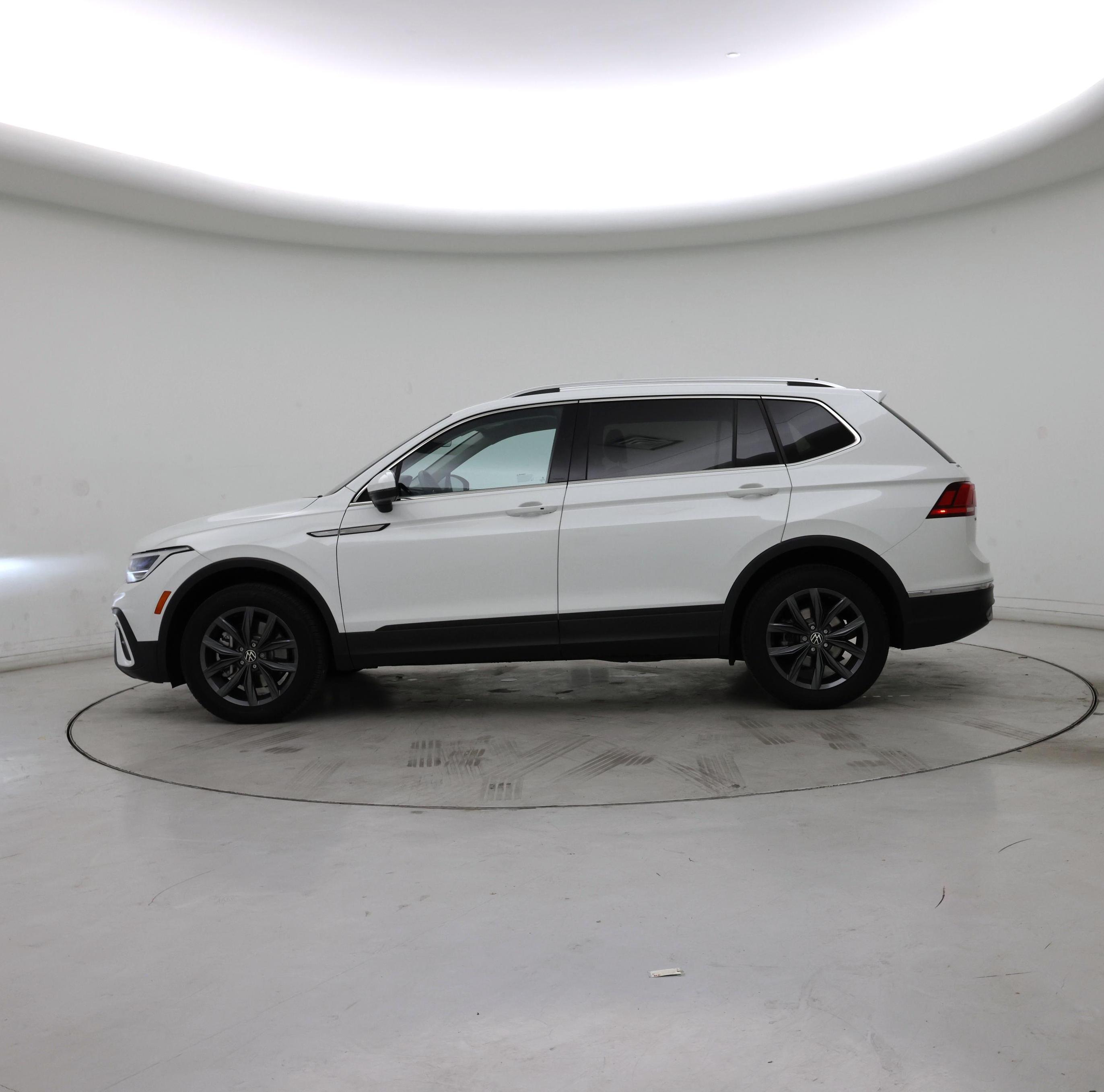 Thumbnail: 2022 Volkswagen Tiguan - 3