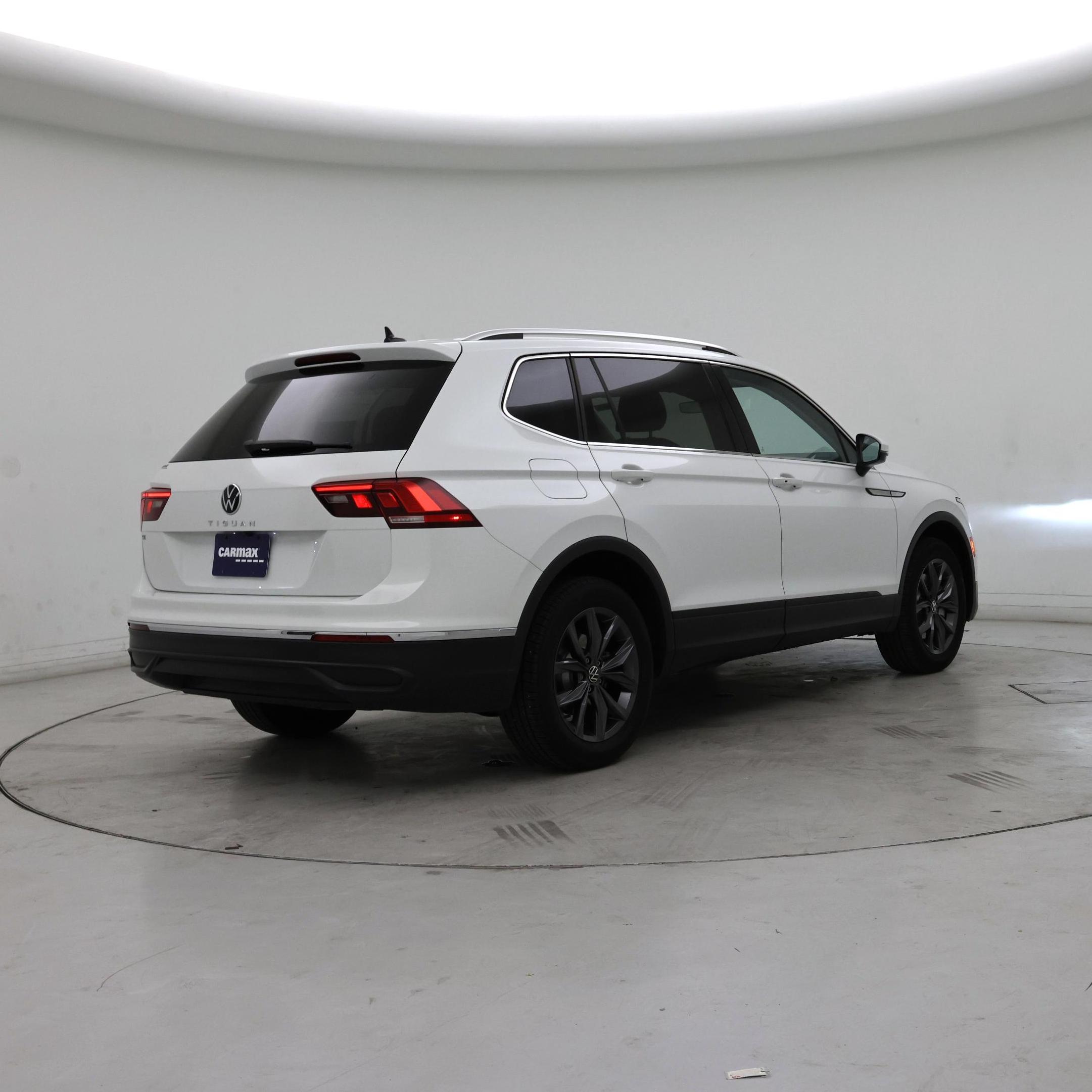 Thumbnail: 2022 Volkswagen Tiguan - 8