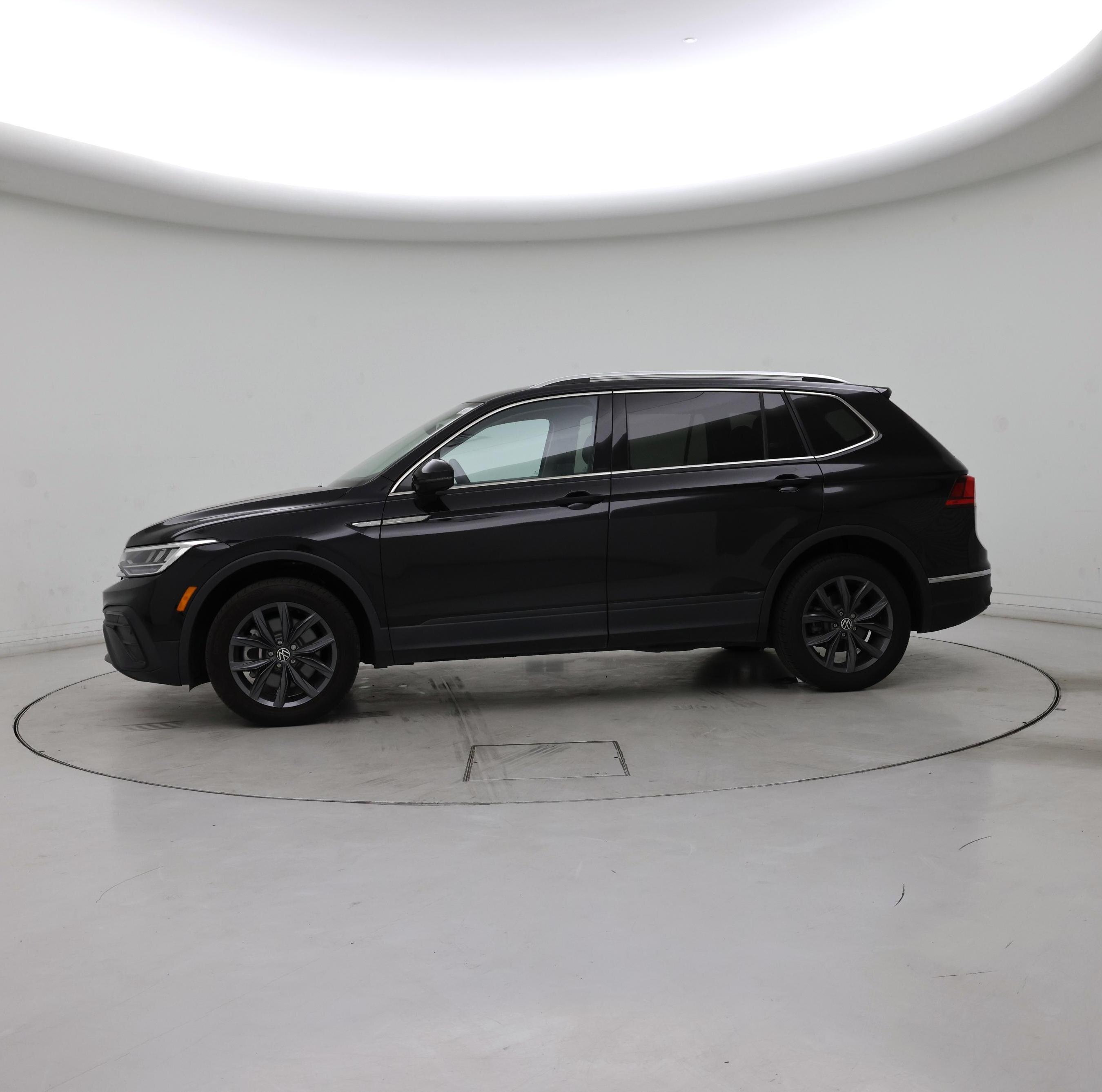 Thumbnail: 2023 Volkswagen Tiguan - 3