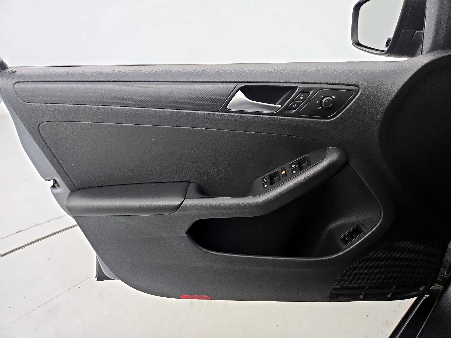 Thumbnail: 2015 Volkswagen Jetta - 12