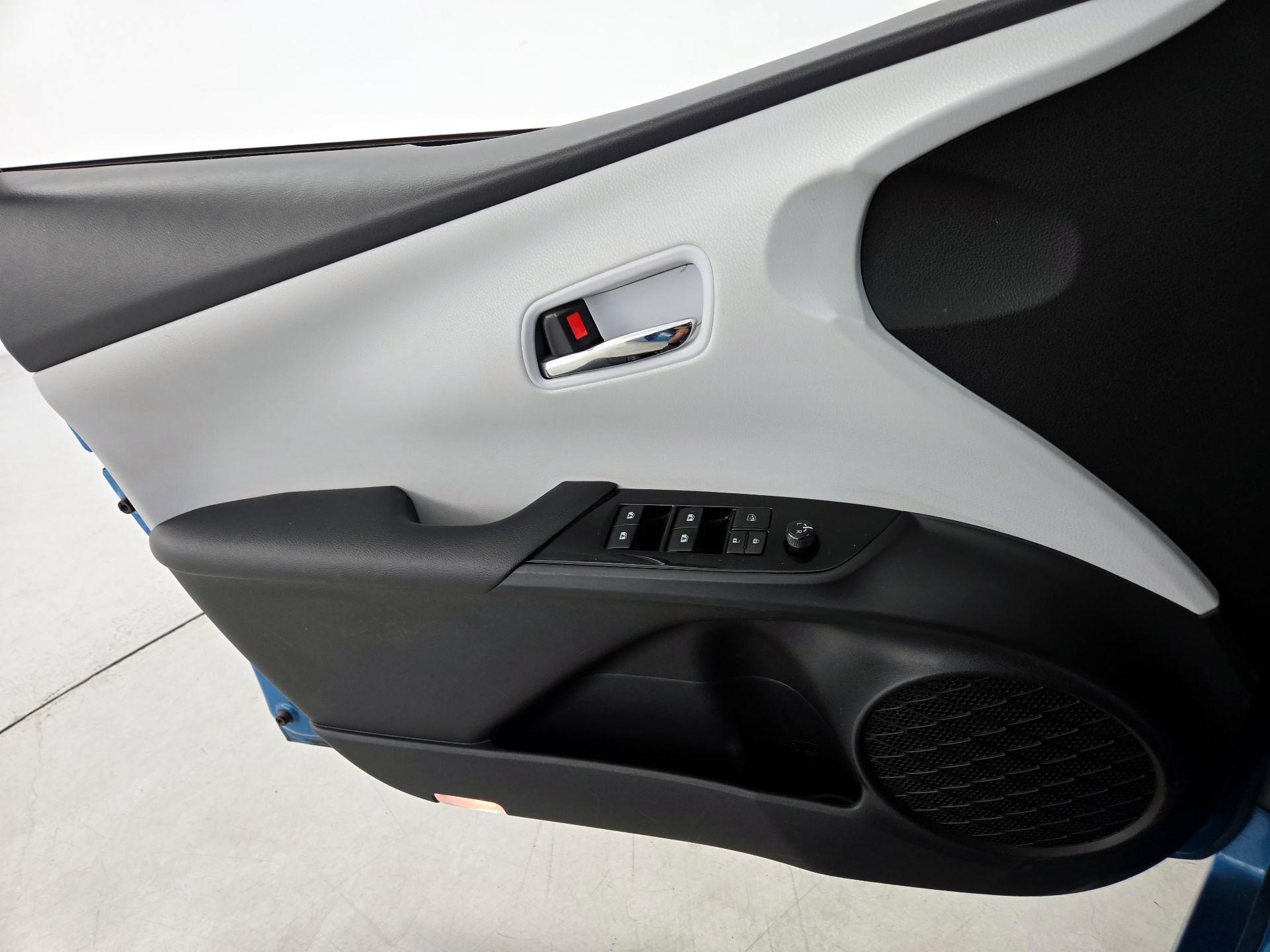 Thumbnail: 2017 Toyota Prius Prime - 12