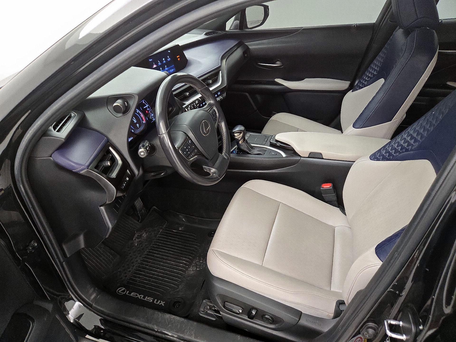 Thumbnail: 2019 Lexus UX - 11