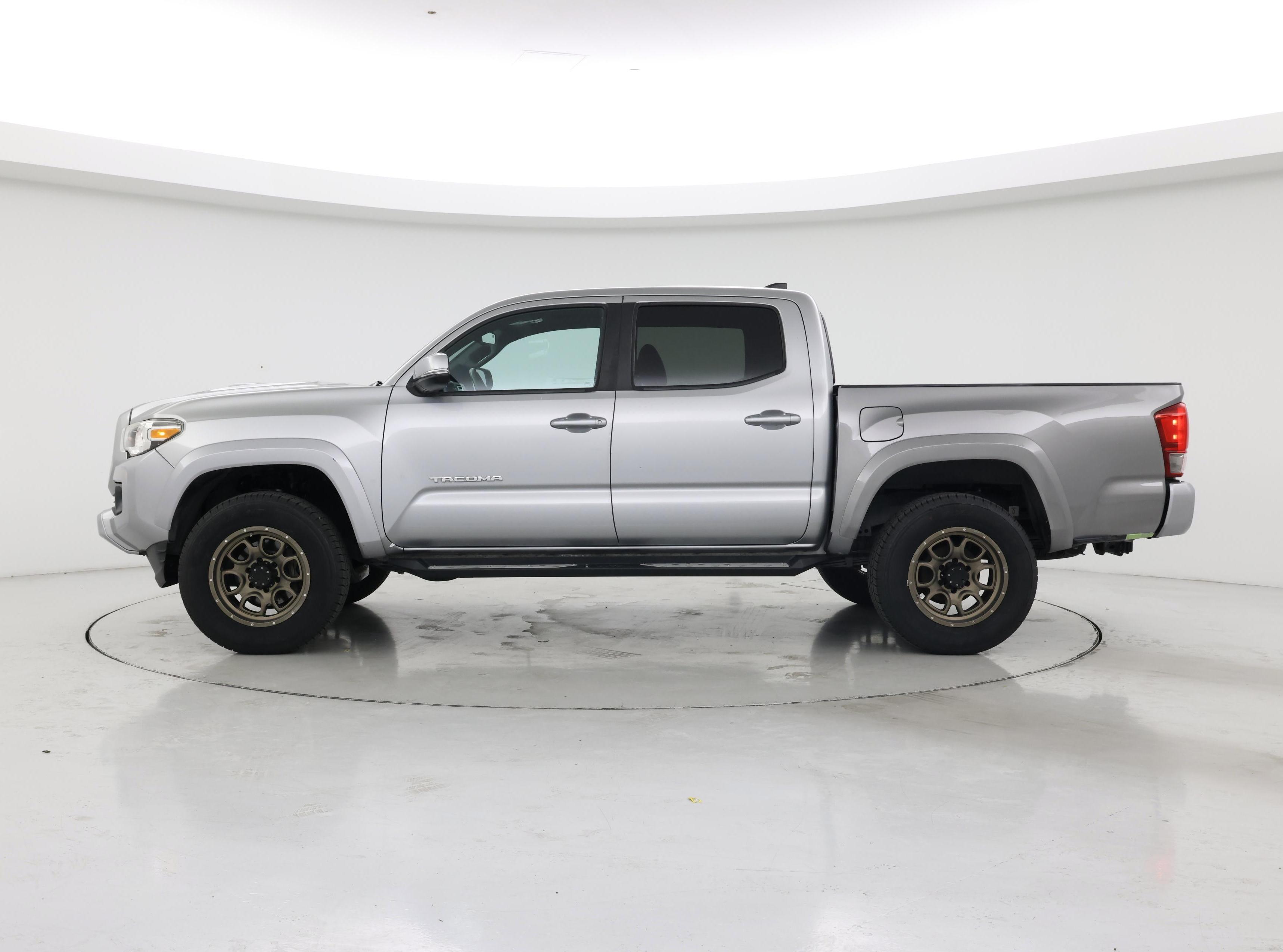 Thumbnail: 2016 Toyota Tacoma - 3