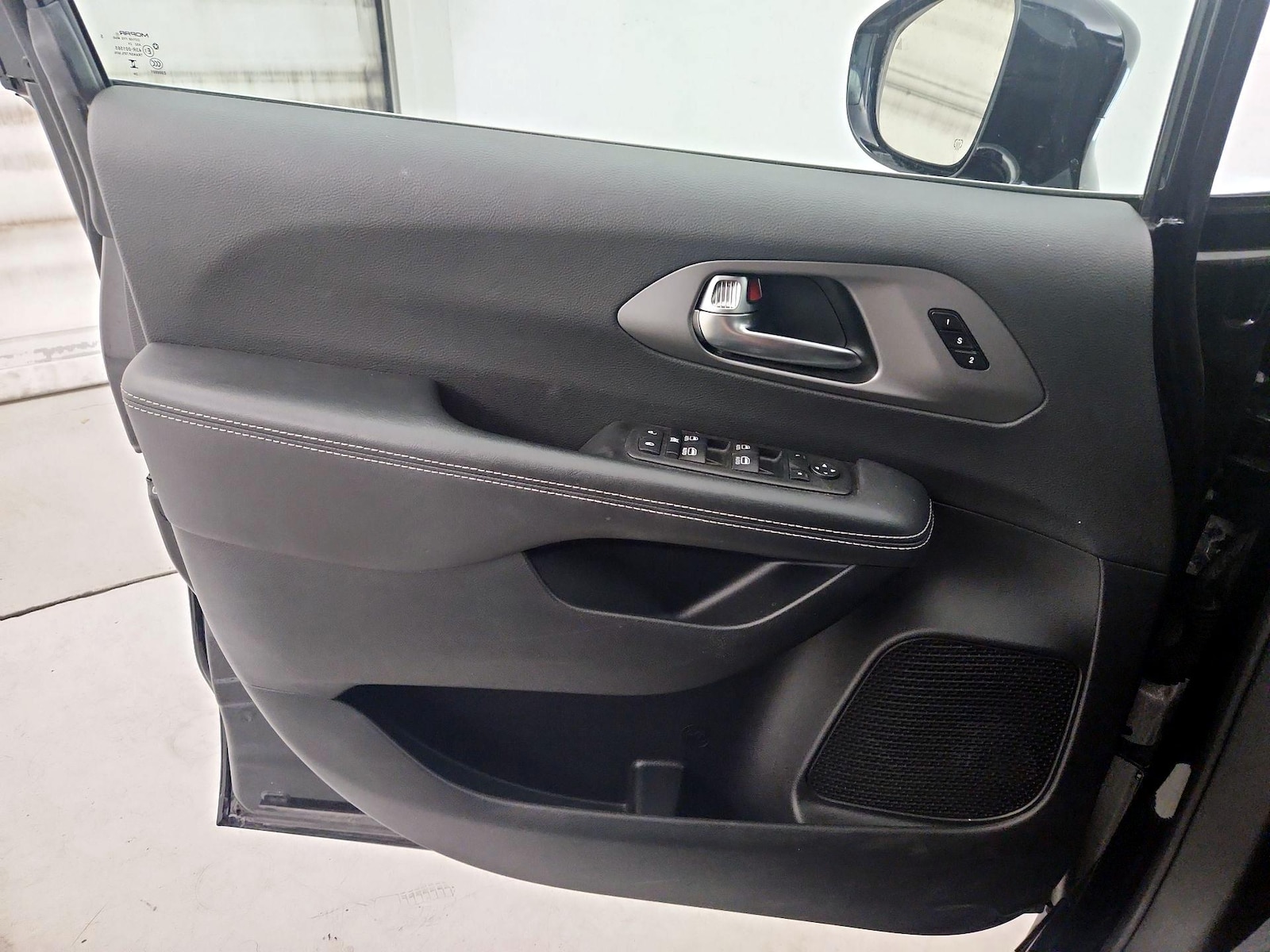 2025 Chrysler Pacifica Select - Photo 13