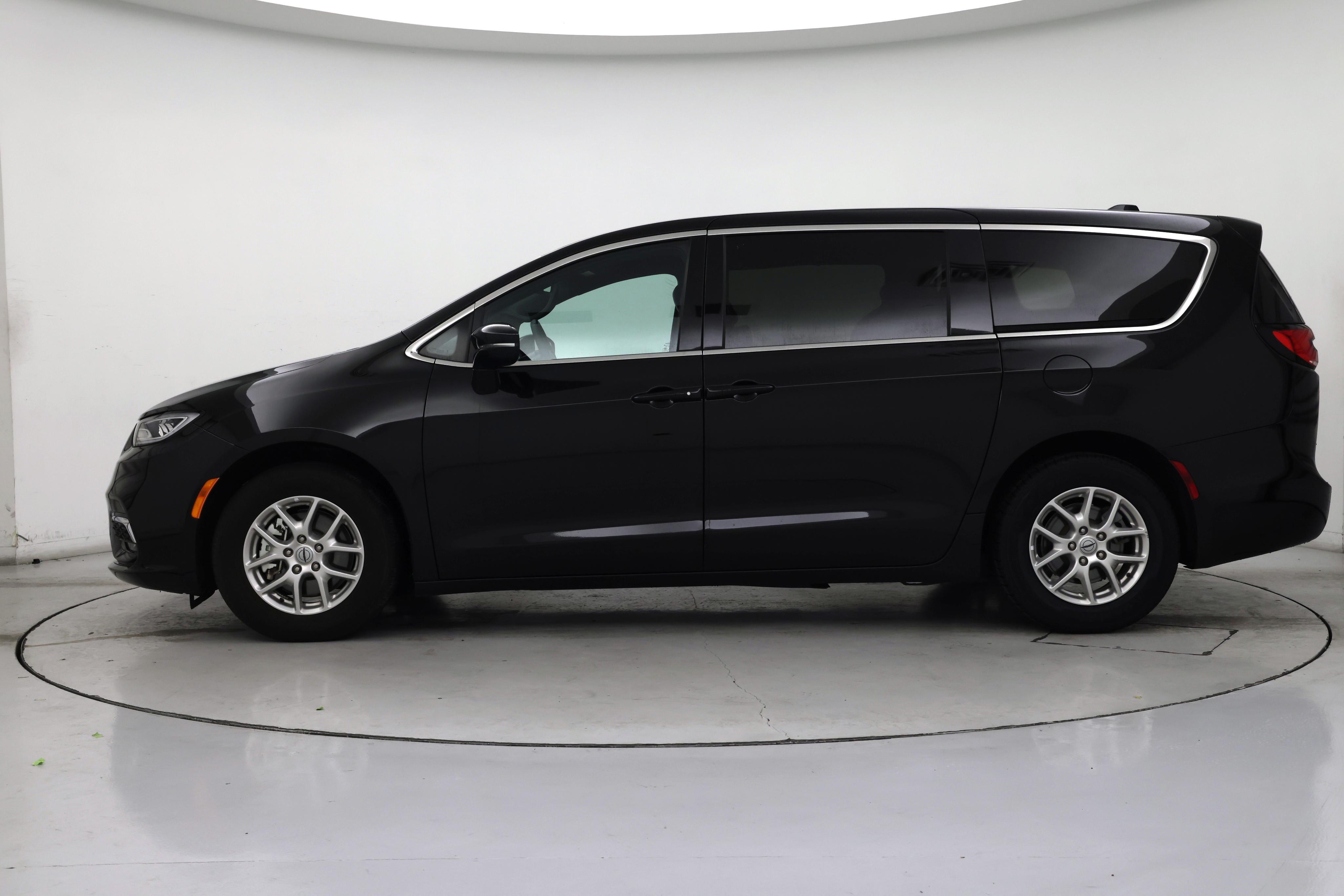 Thumbnail: 2025 Chrysler Pacifica - 3