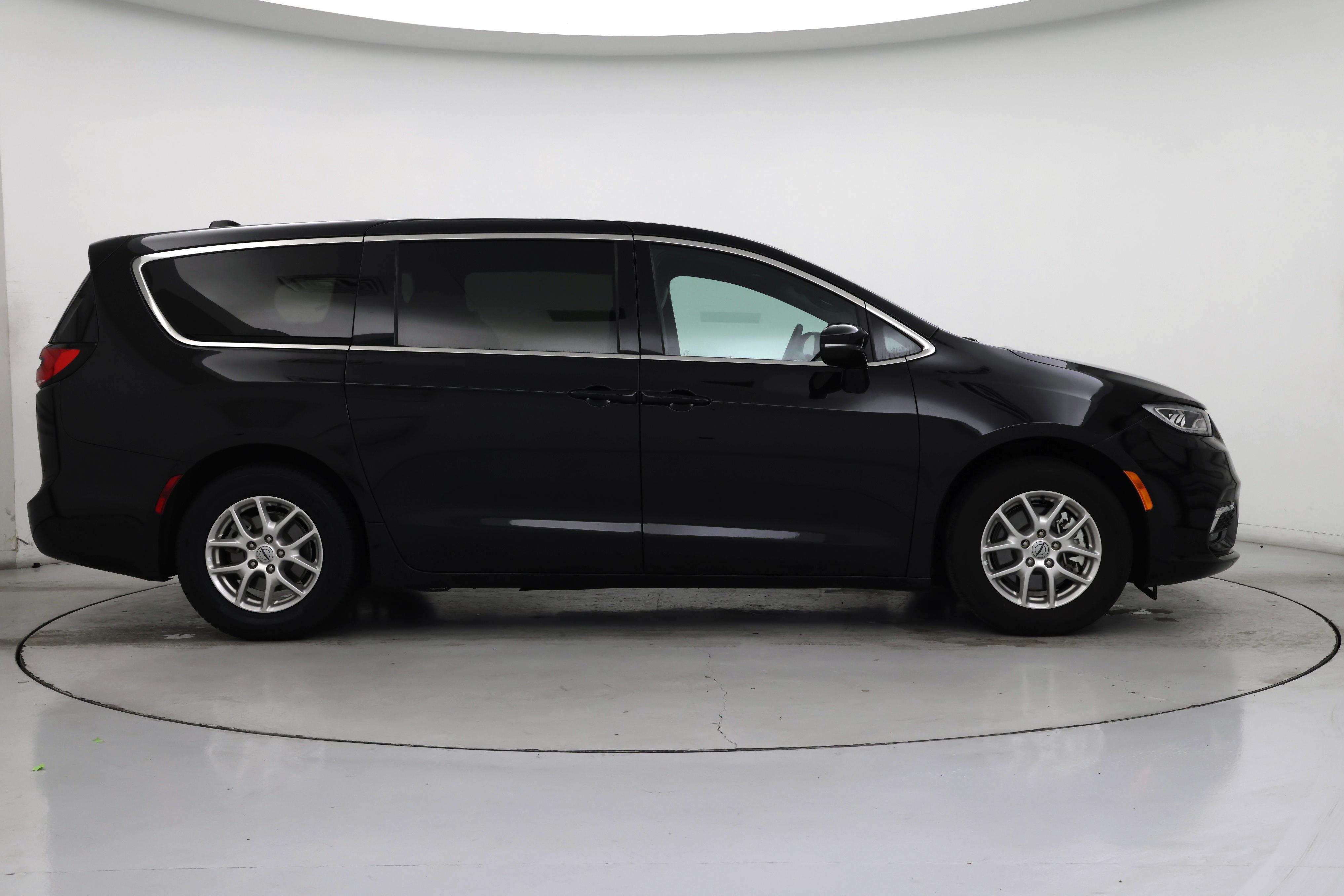 Thumbnail: 2025 Chrysler Pacifica - 7