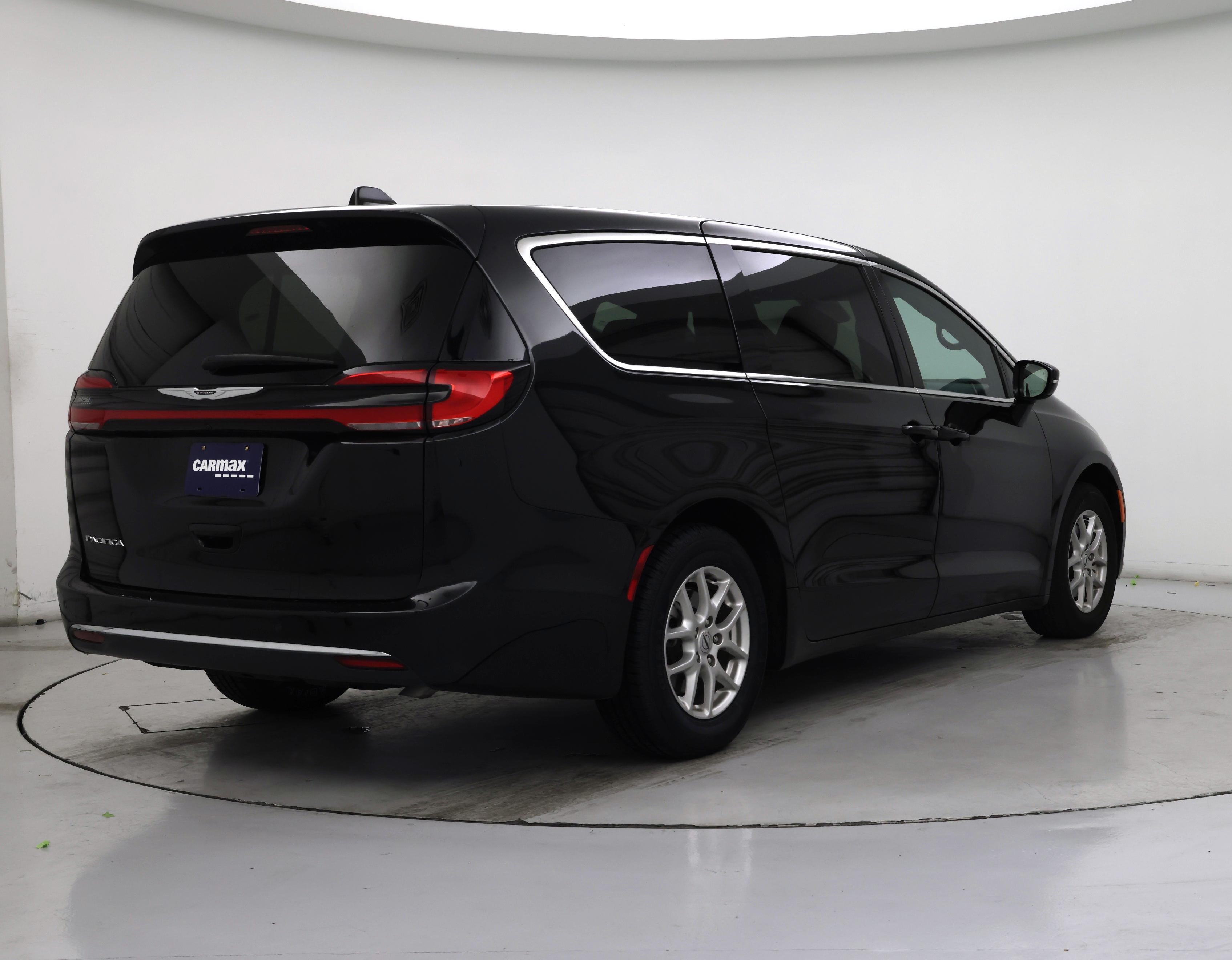 Thumbnail: 2025 Chrysler Pacifica - 8