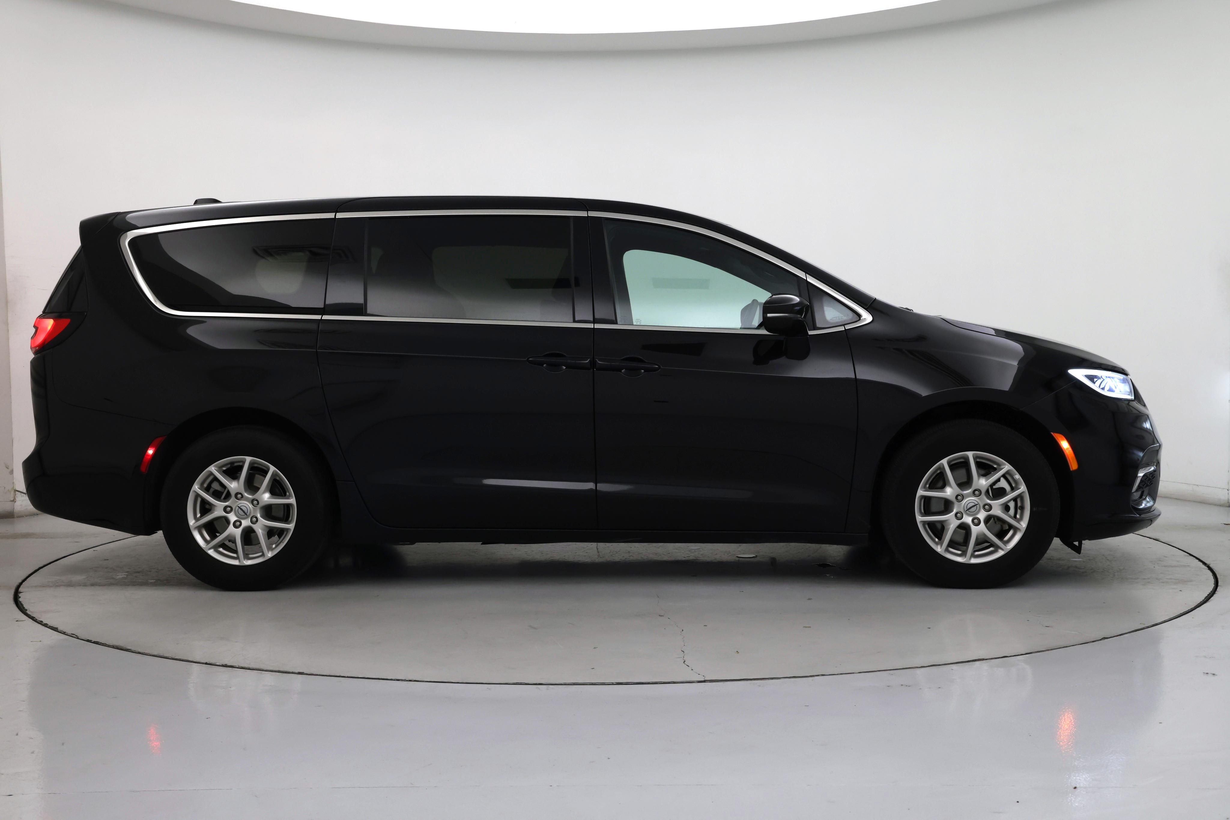 Thumbnail: 2025 Chrysler Pacifica - 7