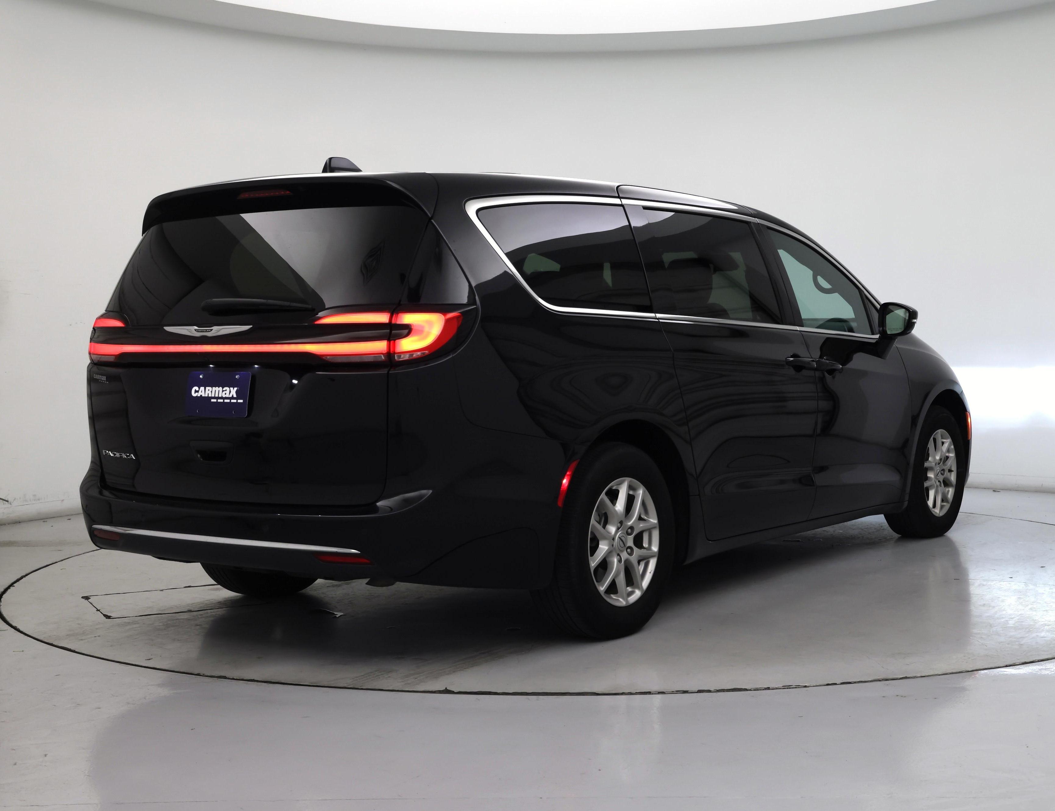 Thumbnail: 2025 Chrysler Pacifica - 8