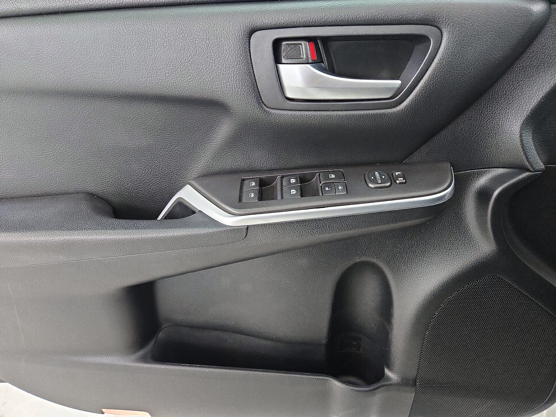 Thumbnail: 2015 Toyota Camry - 12