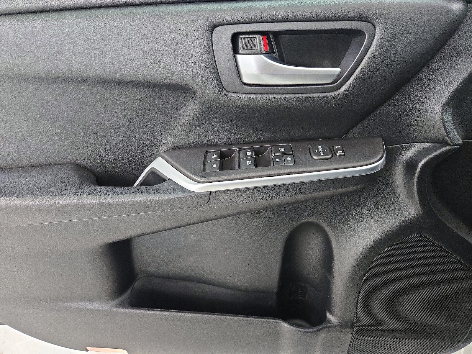 2015 Toyota Camry SE - Photo 13