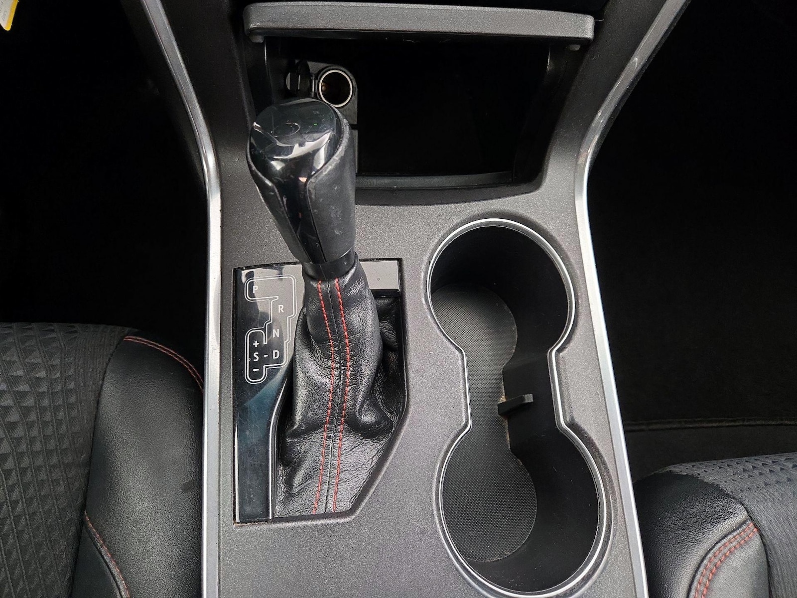 2015 Toyota Camry SE - Photo 18