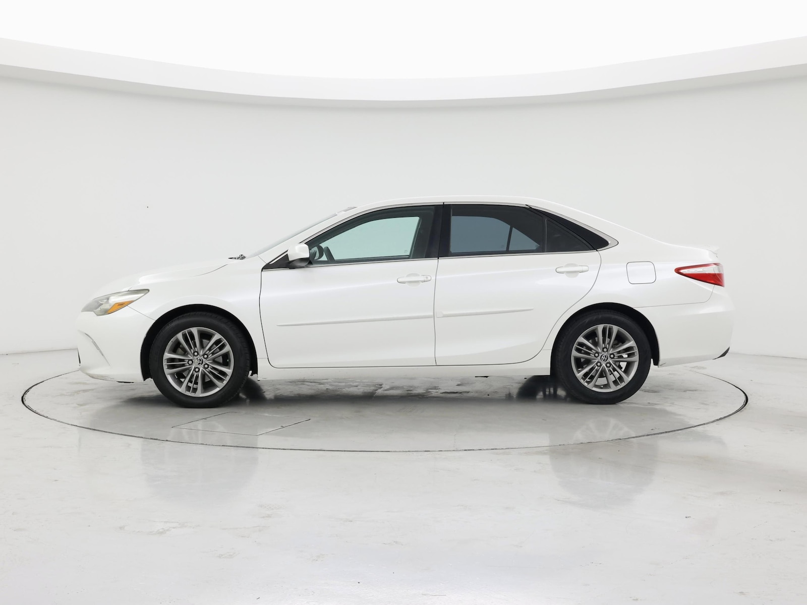 2015 Toyota Camry SE - Photo 4