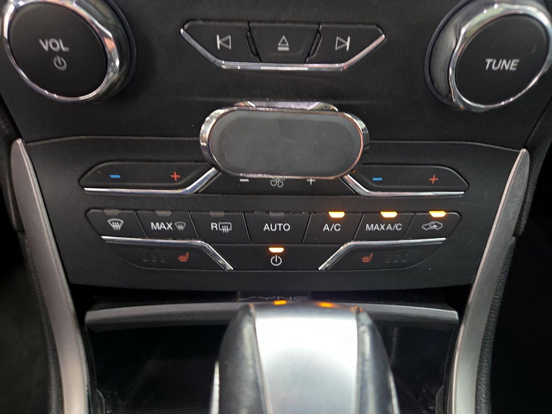 Thumbnail: 2016 Ford Edge - 17