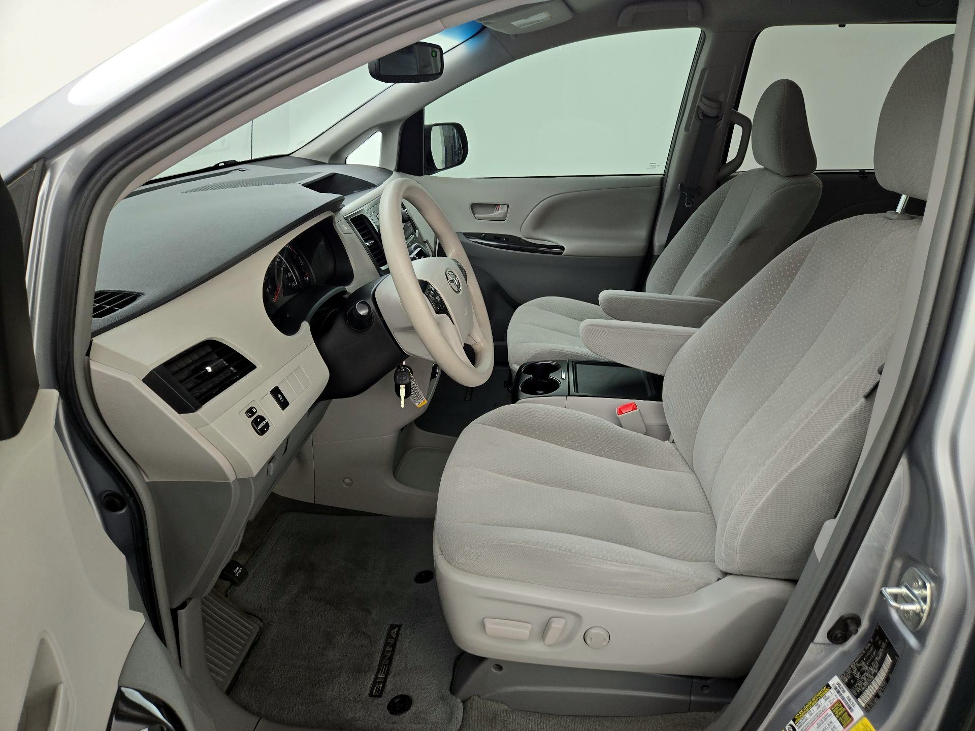 Thumbnail: 2014 Toyota Sienna - 11