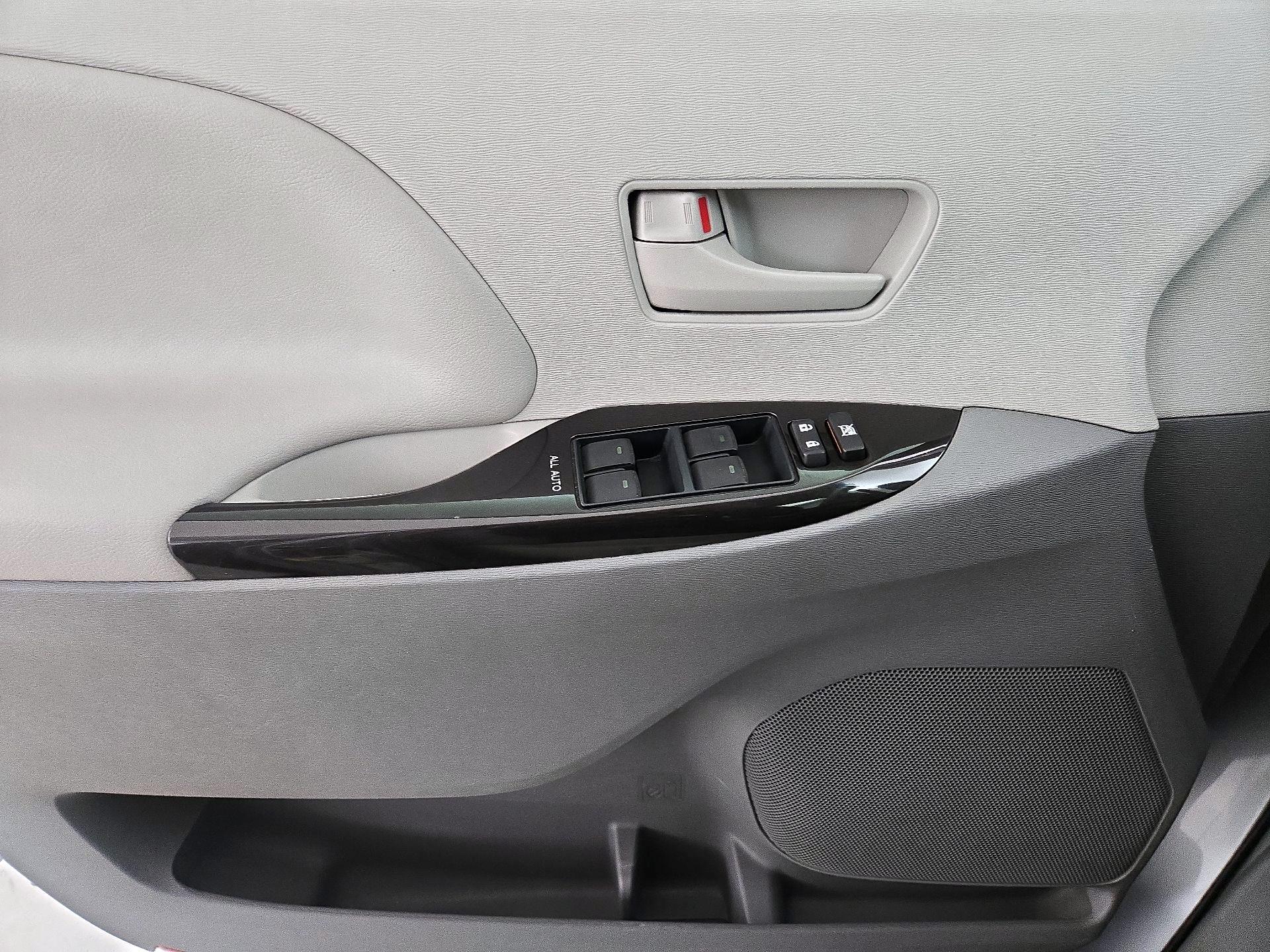 Thumbnail: 2014 Toyota Sienna - 12