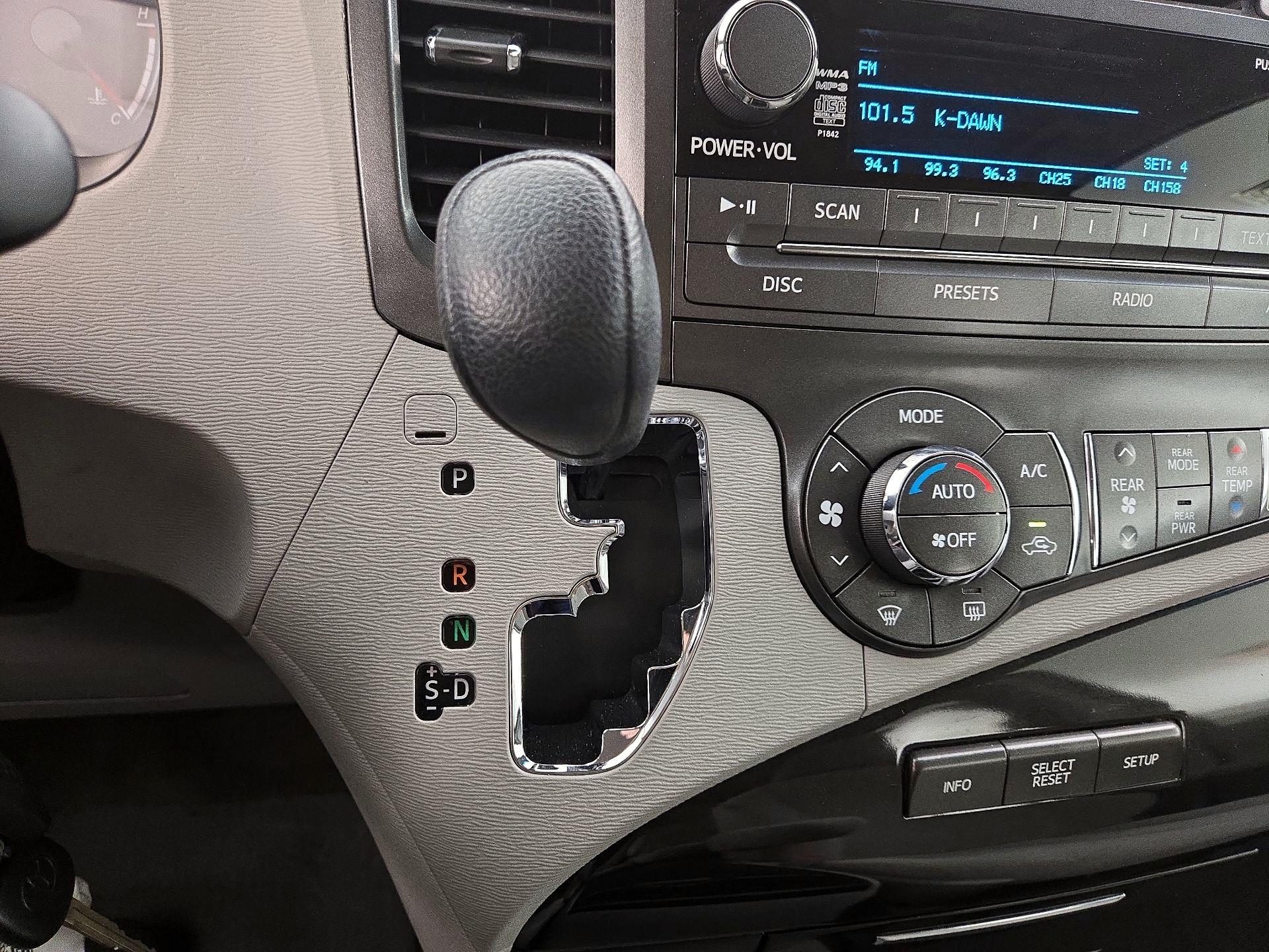 Thumbnail: 2014 Toyota Sienna - 17