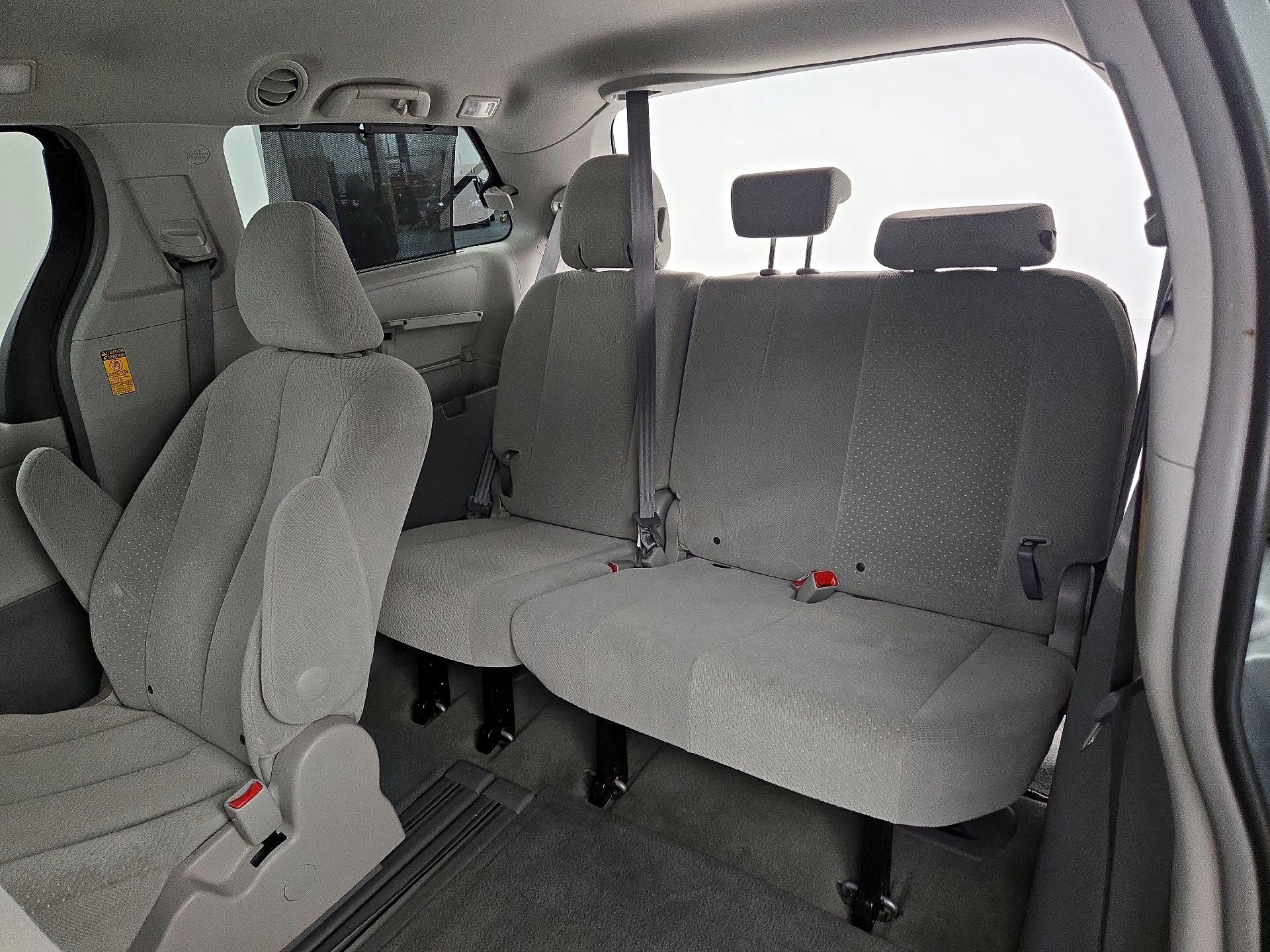 Thumbnail: 2014 Toyota Sienna - 20