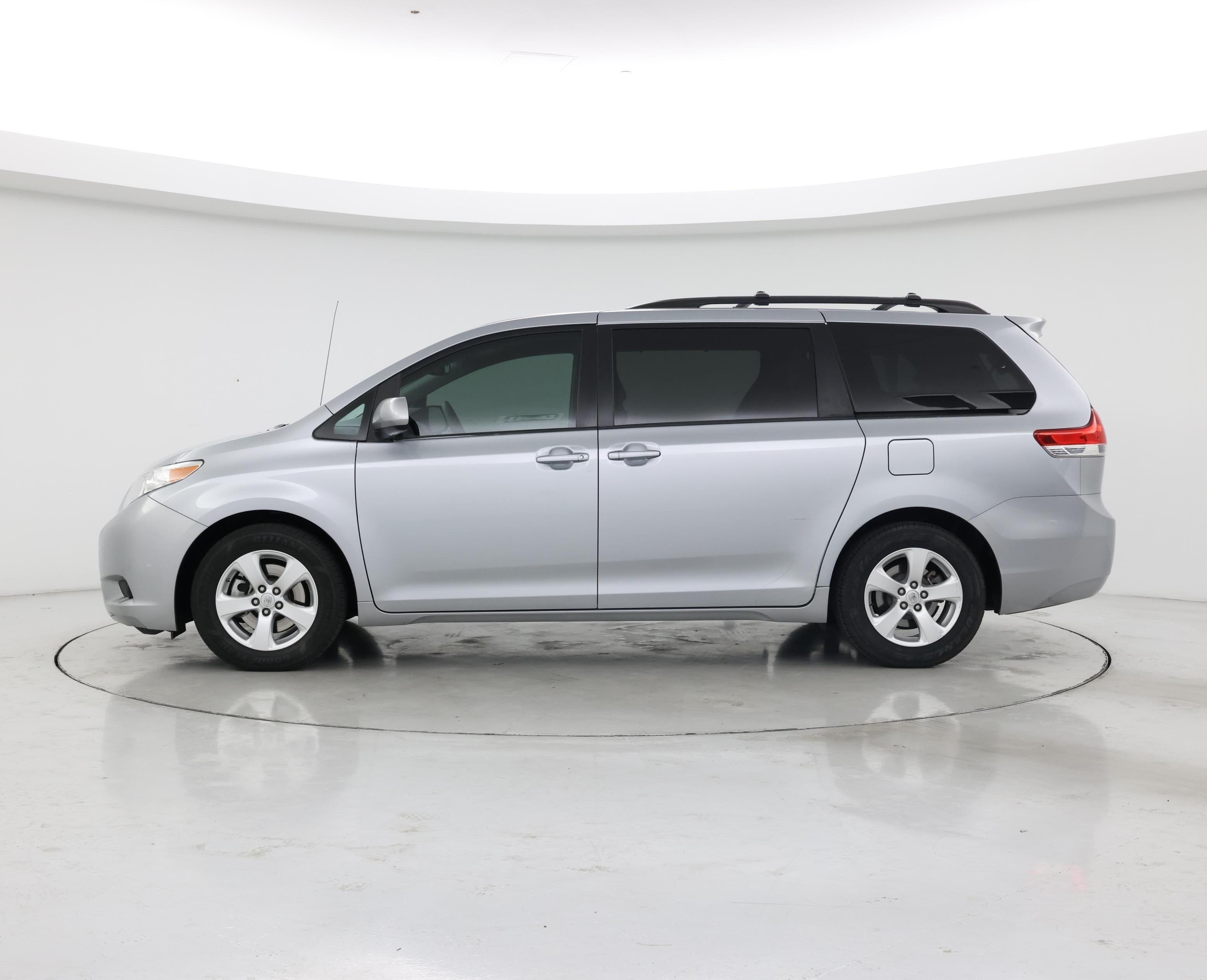 Thumbnail: 2014 Toyota Sienna - 3