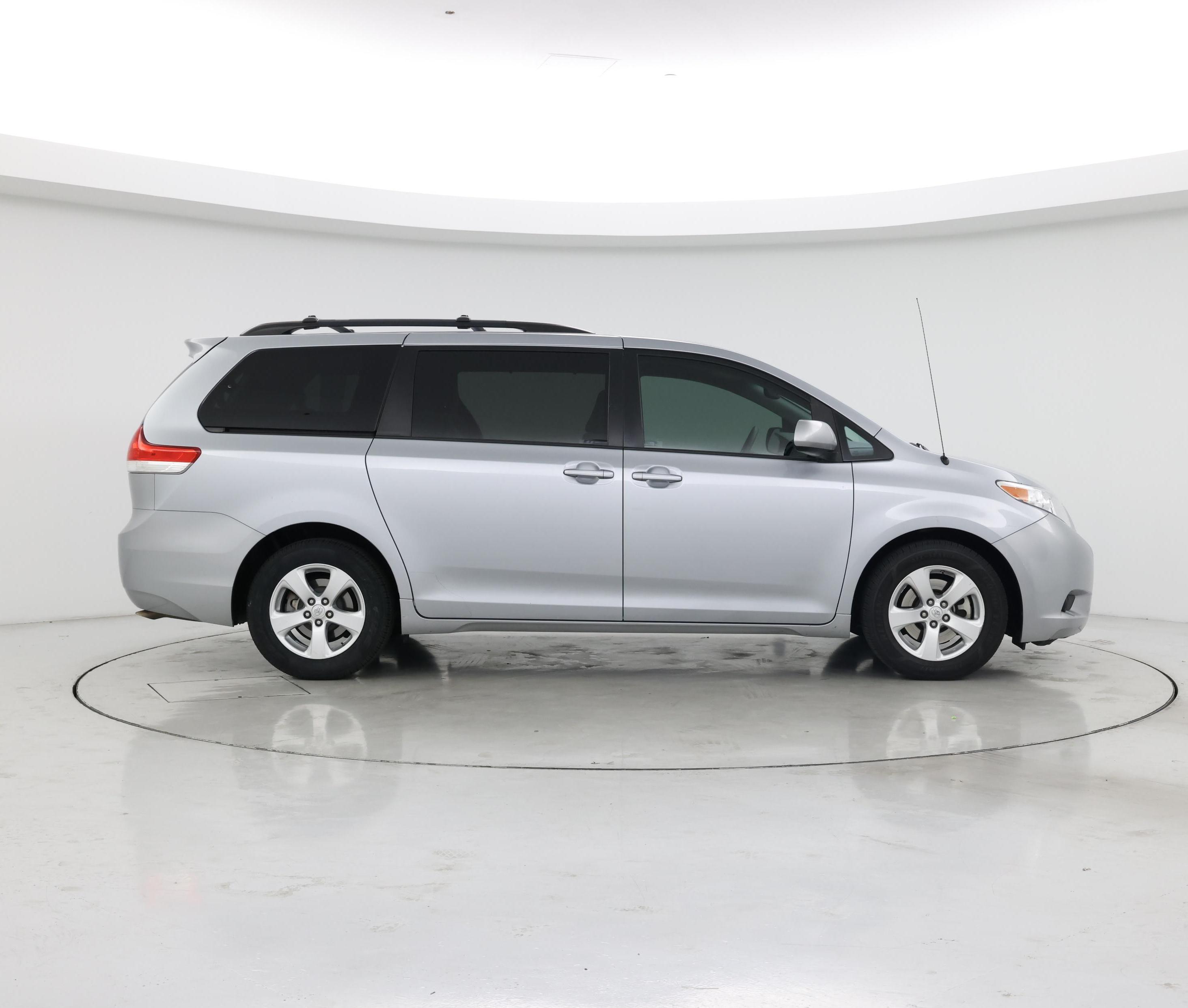 Thumbnail: 2014 Toyota Sienna - 7