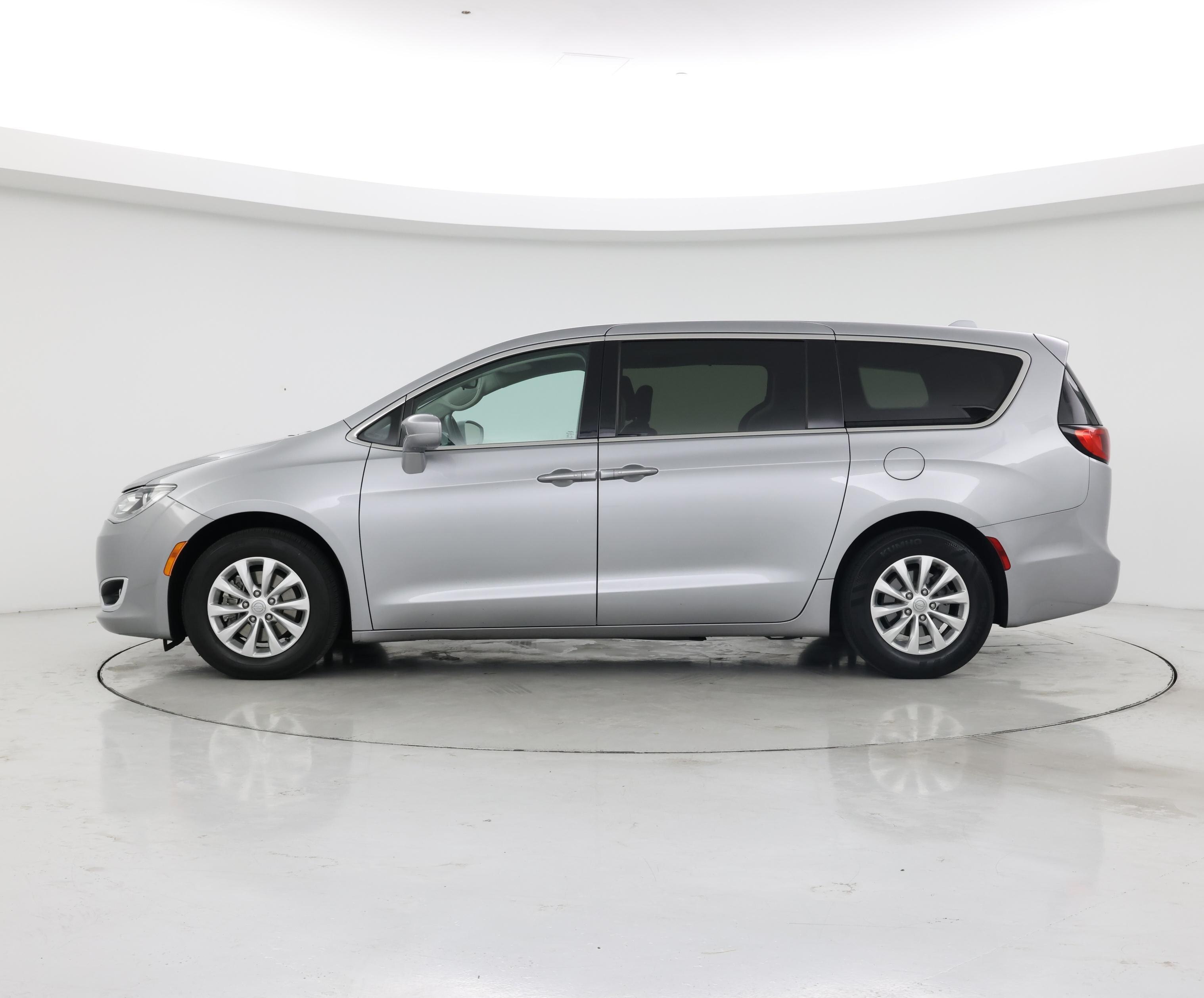 Thumbnail: 2018 Chrysler Pacifica - 3