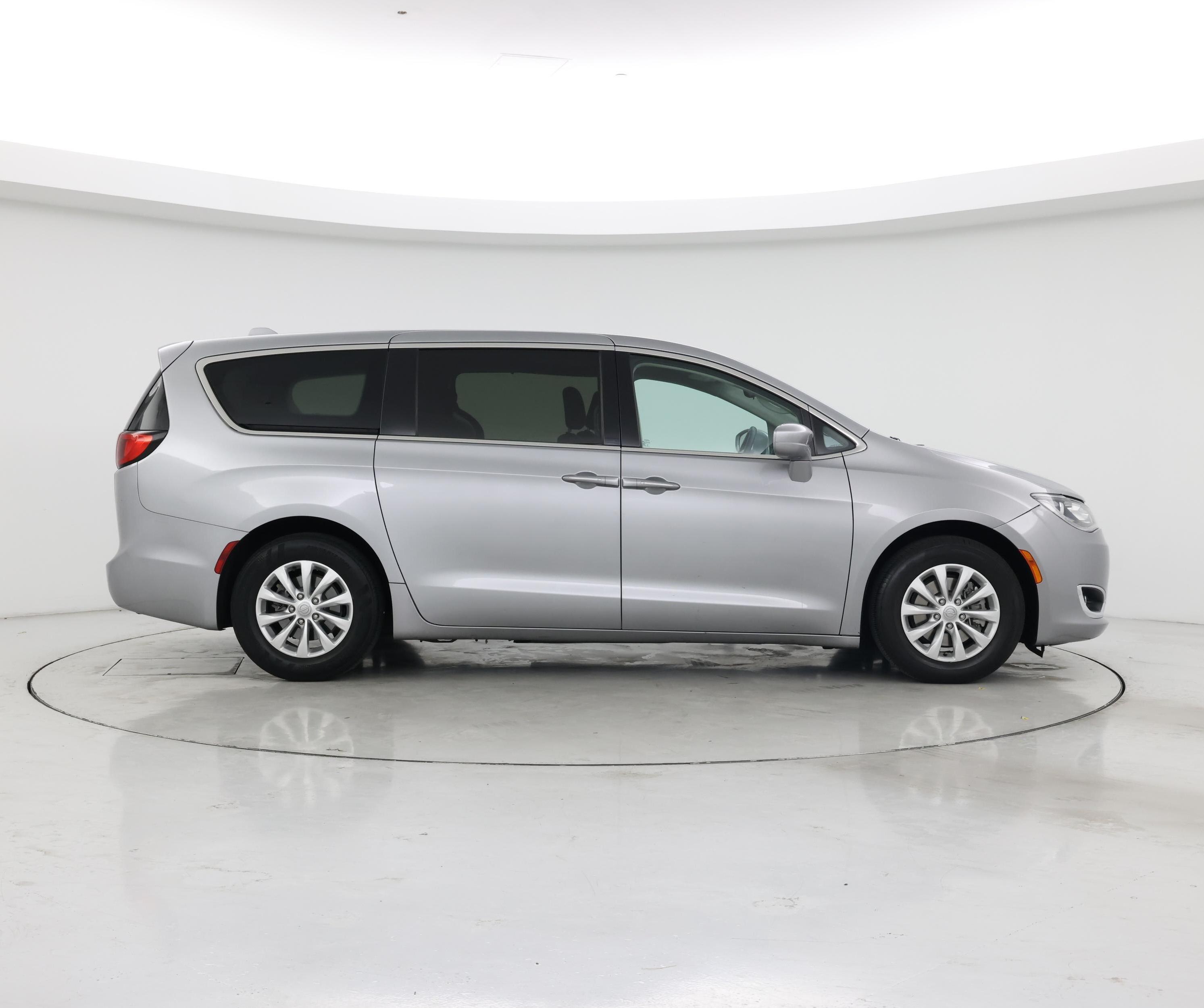 Thumbnail: 2018 Chrysler Pacifica - 7