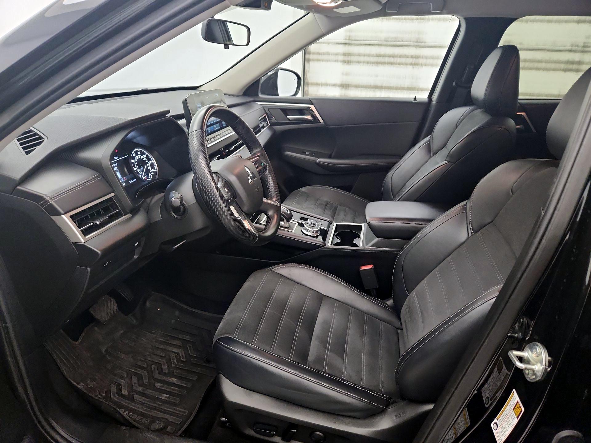 Thumbnail: 2024 Mitsubishi Outlander - 11