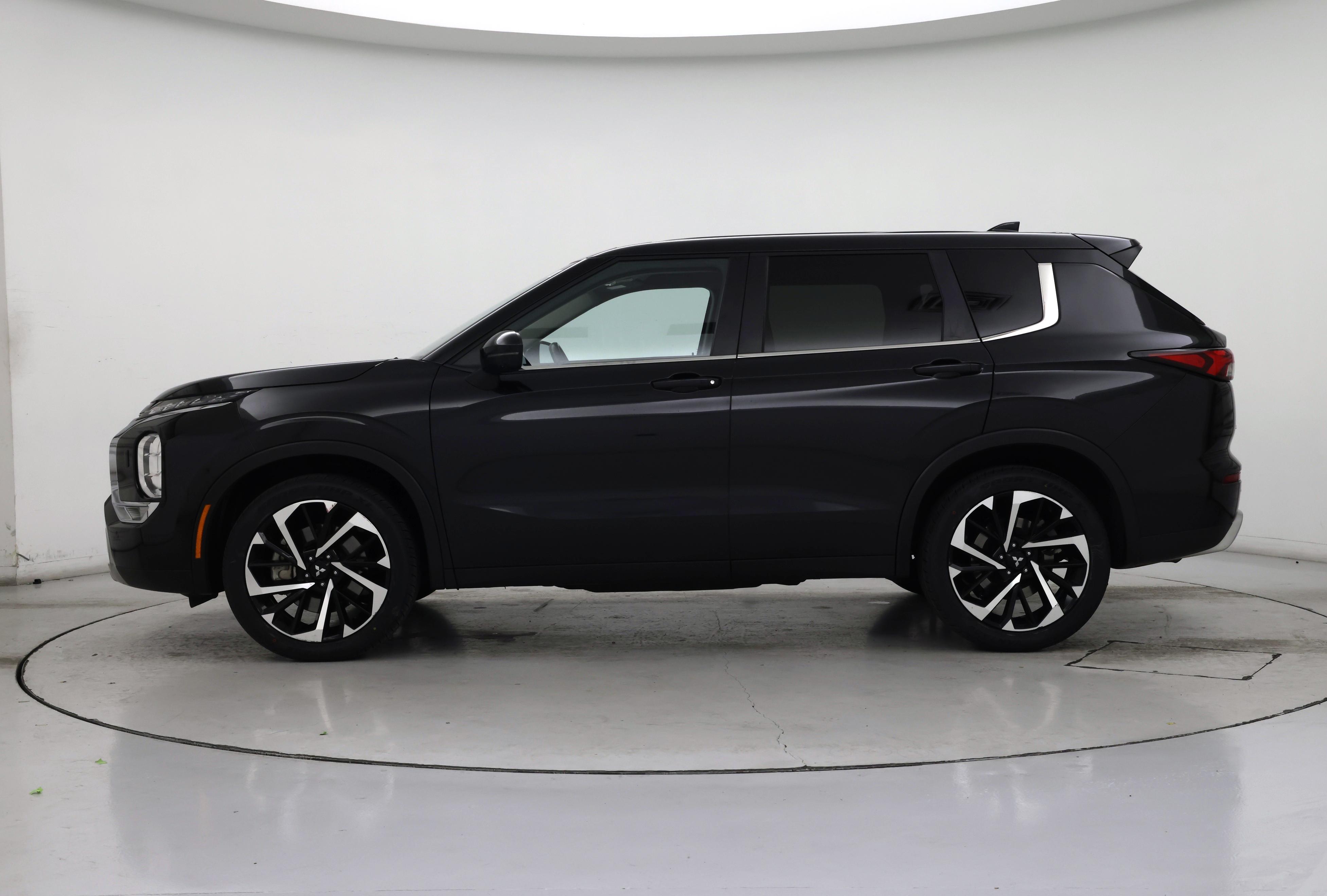 Thumbnail: 2024 Mitsubishi Outlander - 3