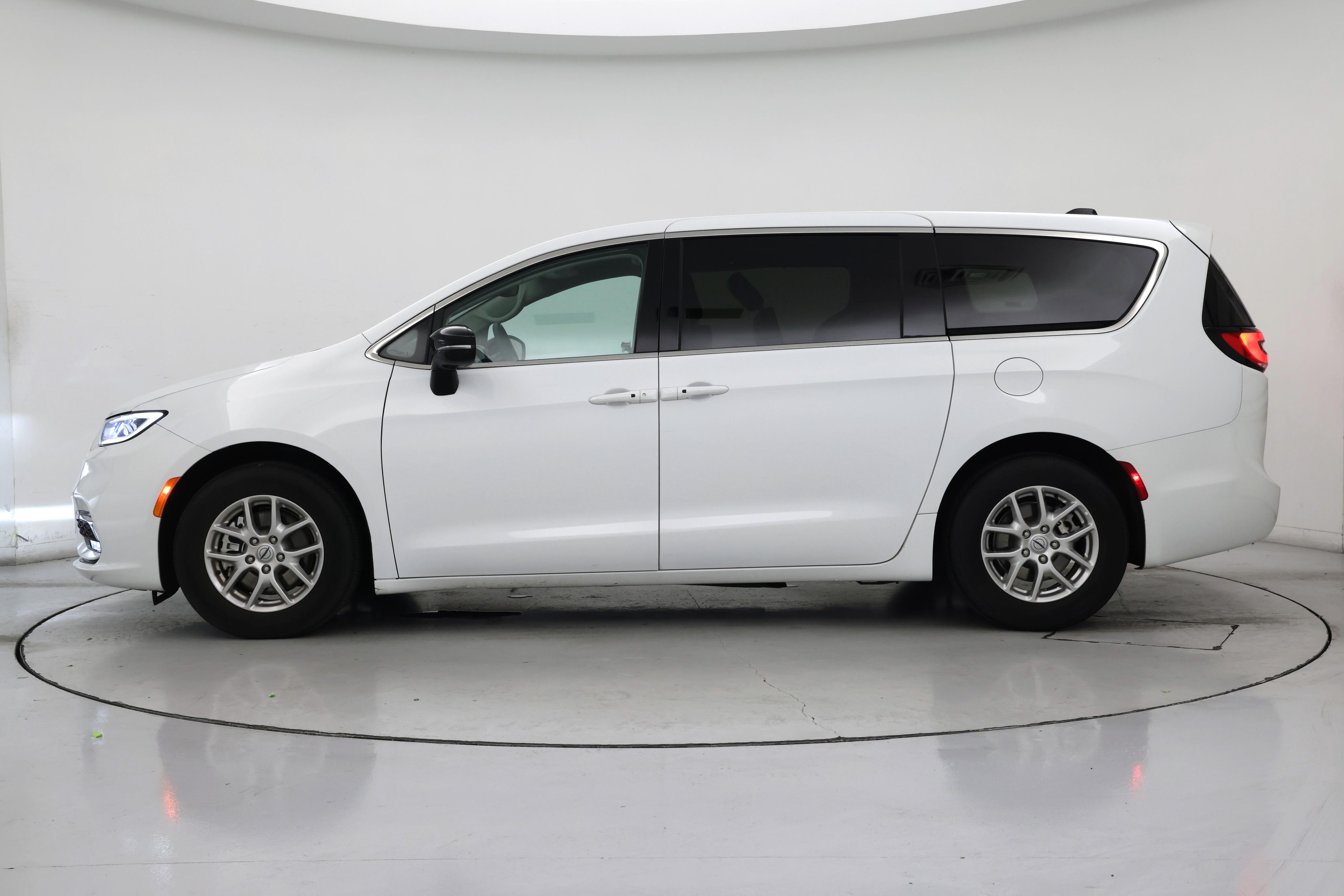 Thumbnail: 2024 Chrysler Pacifica - 3