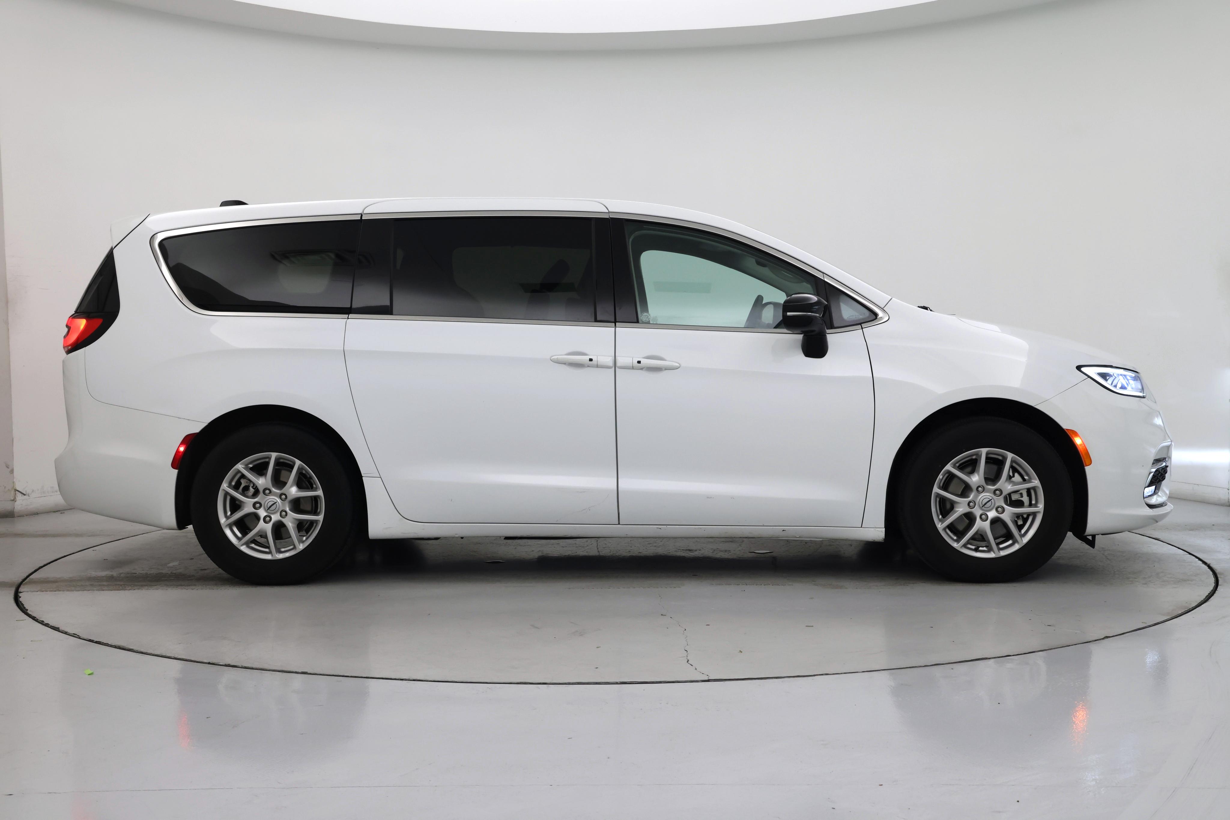 Thumbnail: 2024 Chrysler Pacifica - 7