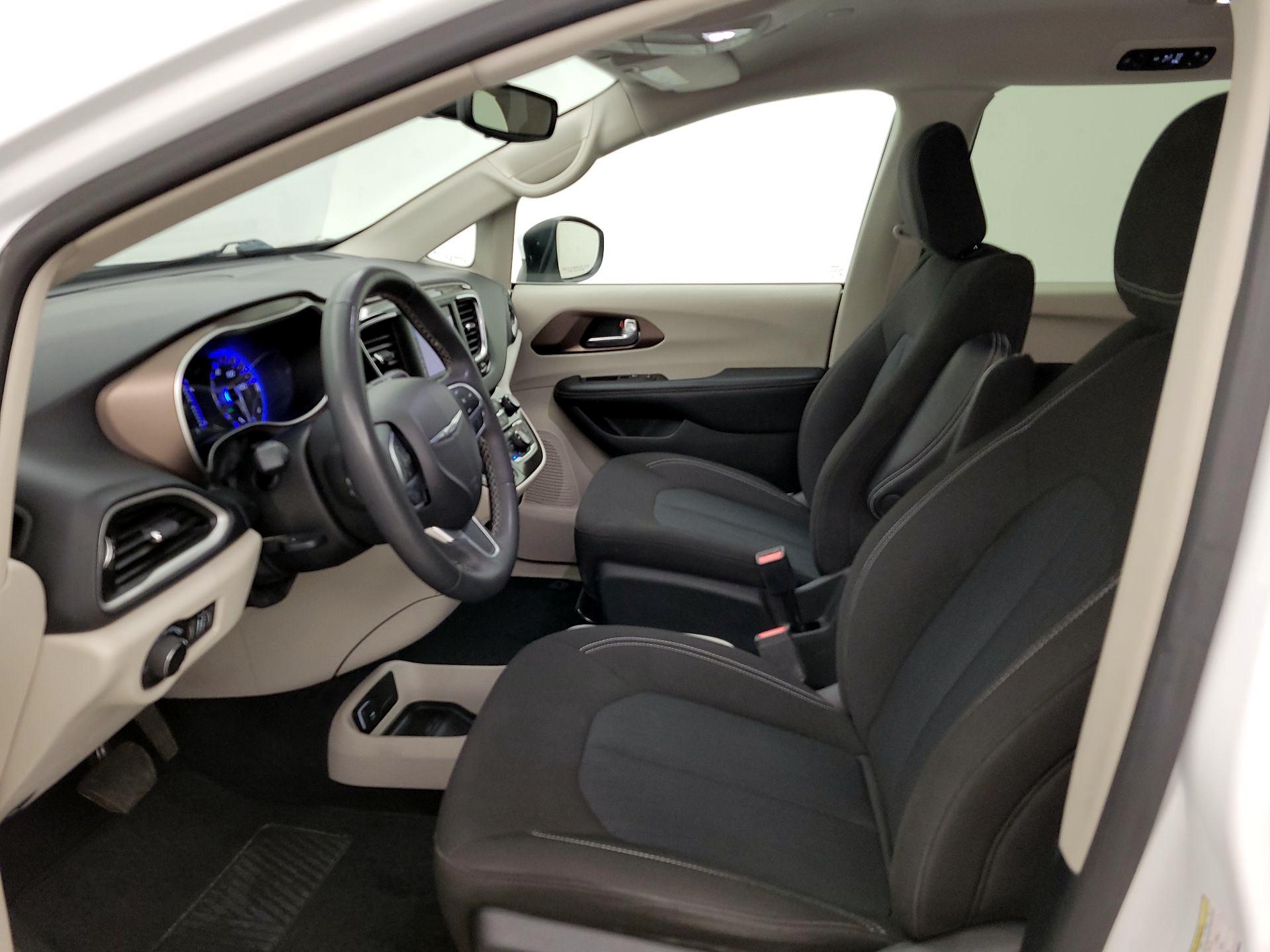 Thumbnail: 2023 Chrysler Voyager - 11