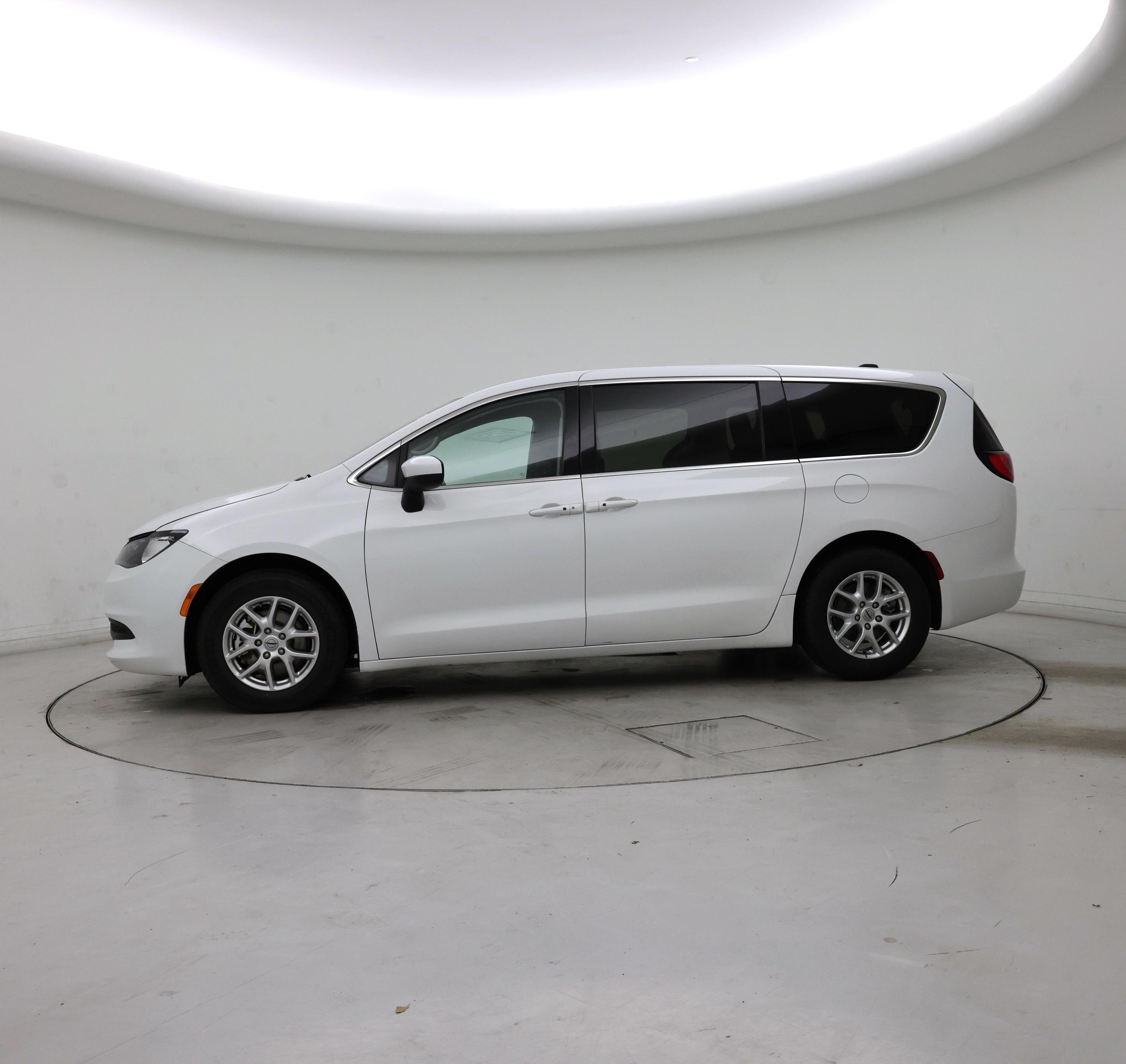 Thumbnail: 2023 Chrysler Voyager - 3