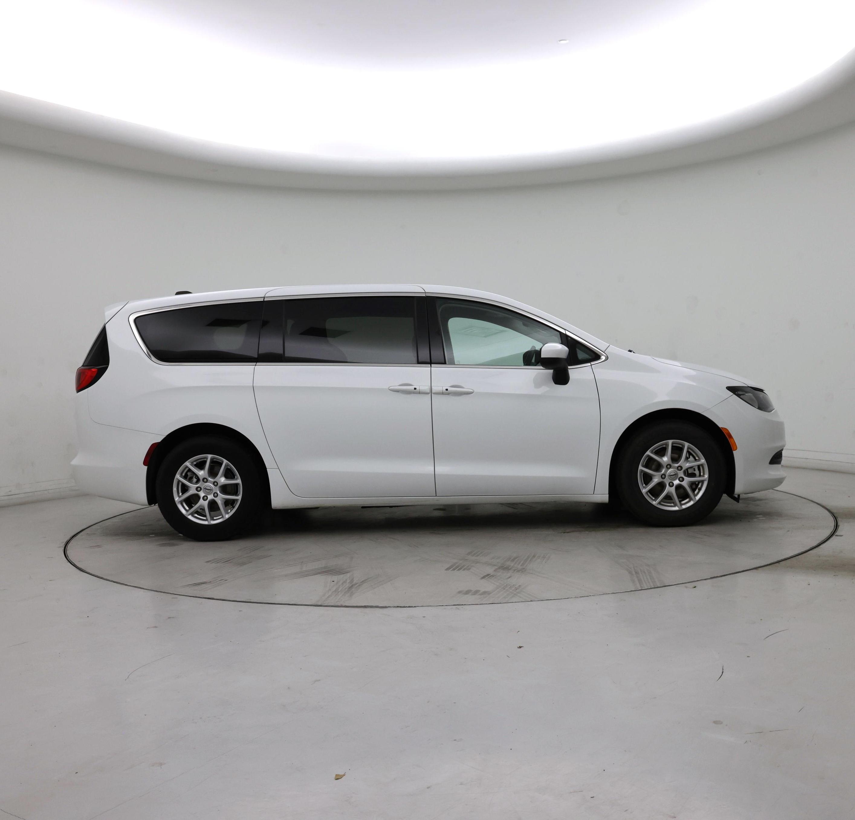 Thumbnail: 2023 Chrysler Voyager - 7