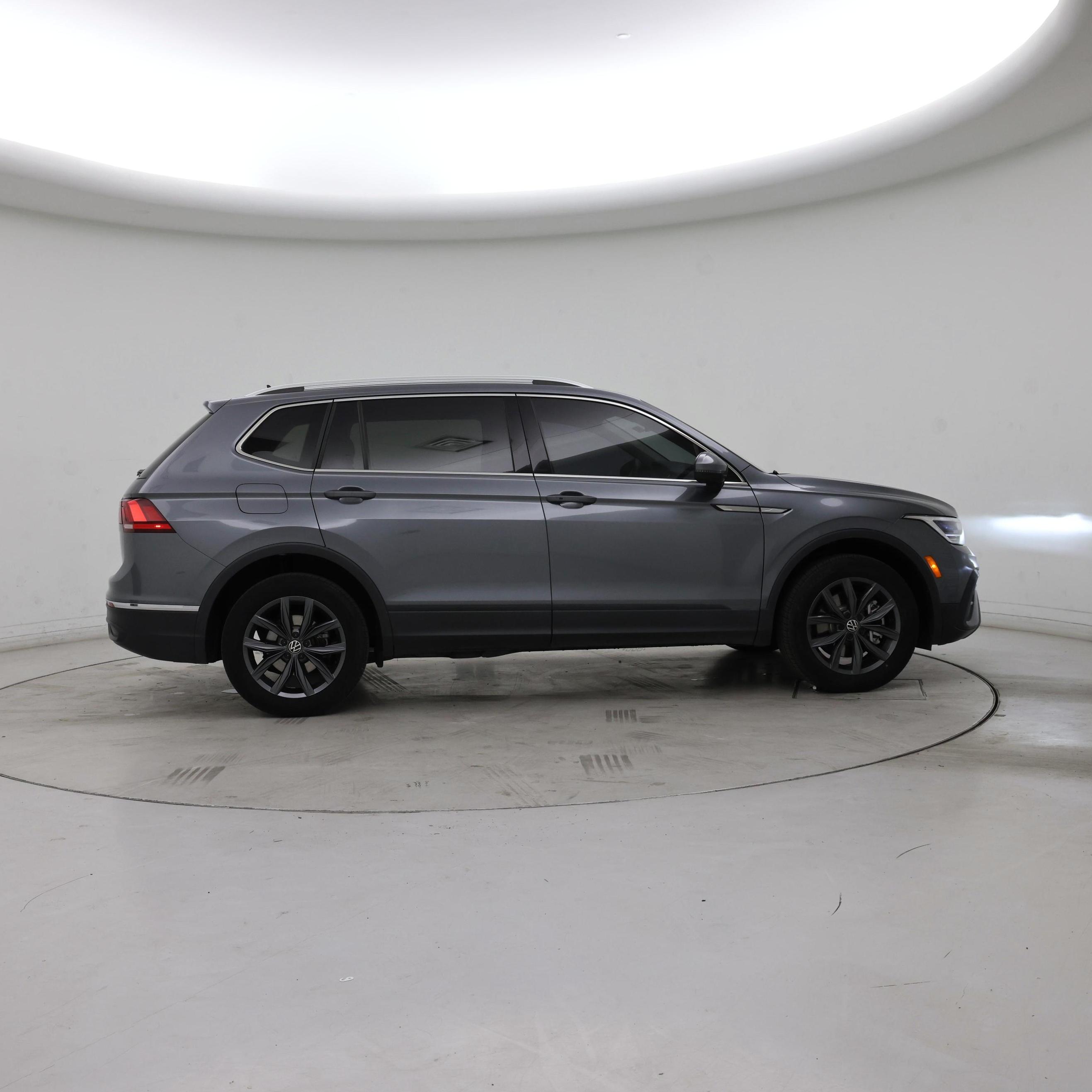 Thumbnail: 2023 Volkswagen Tiguan - 7