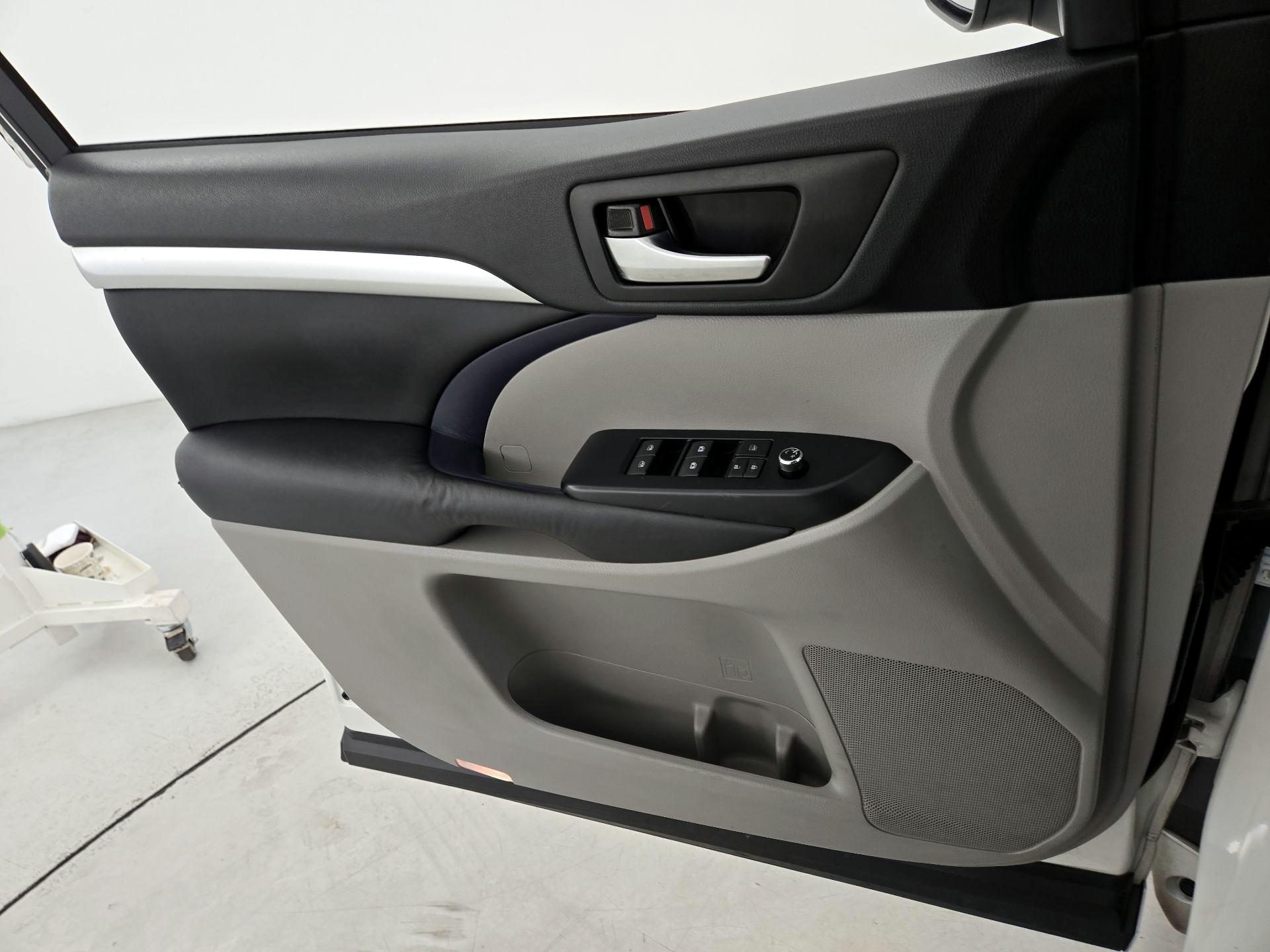 Thumbnail: 2015 Toyota Highlander - 12