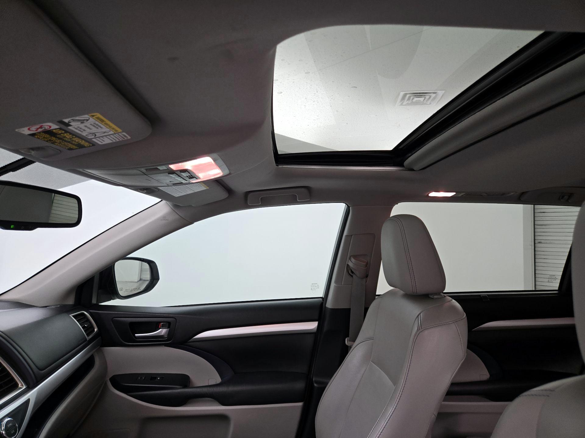 Thumbnail: 2015 Toyota Highlander - 20