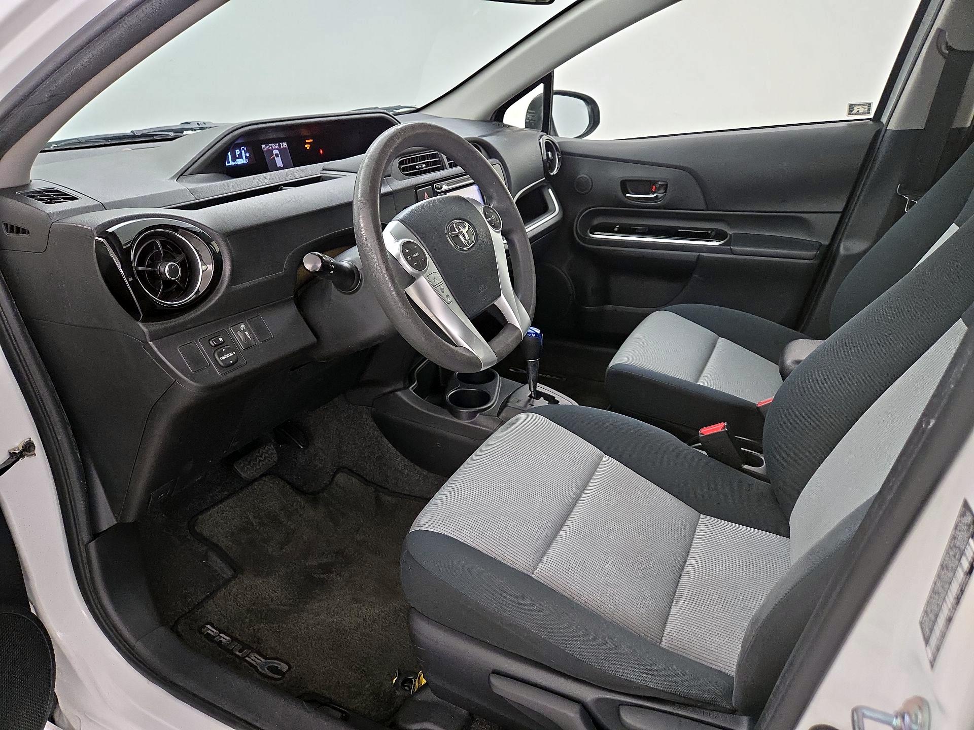 Thumbnail: 2015 Toyota Prius c - 11