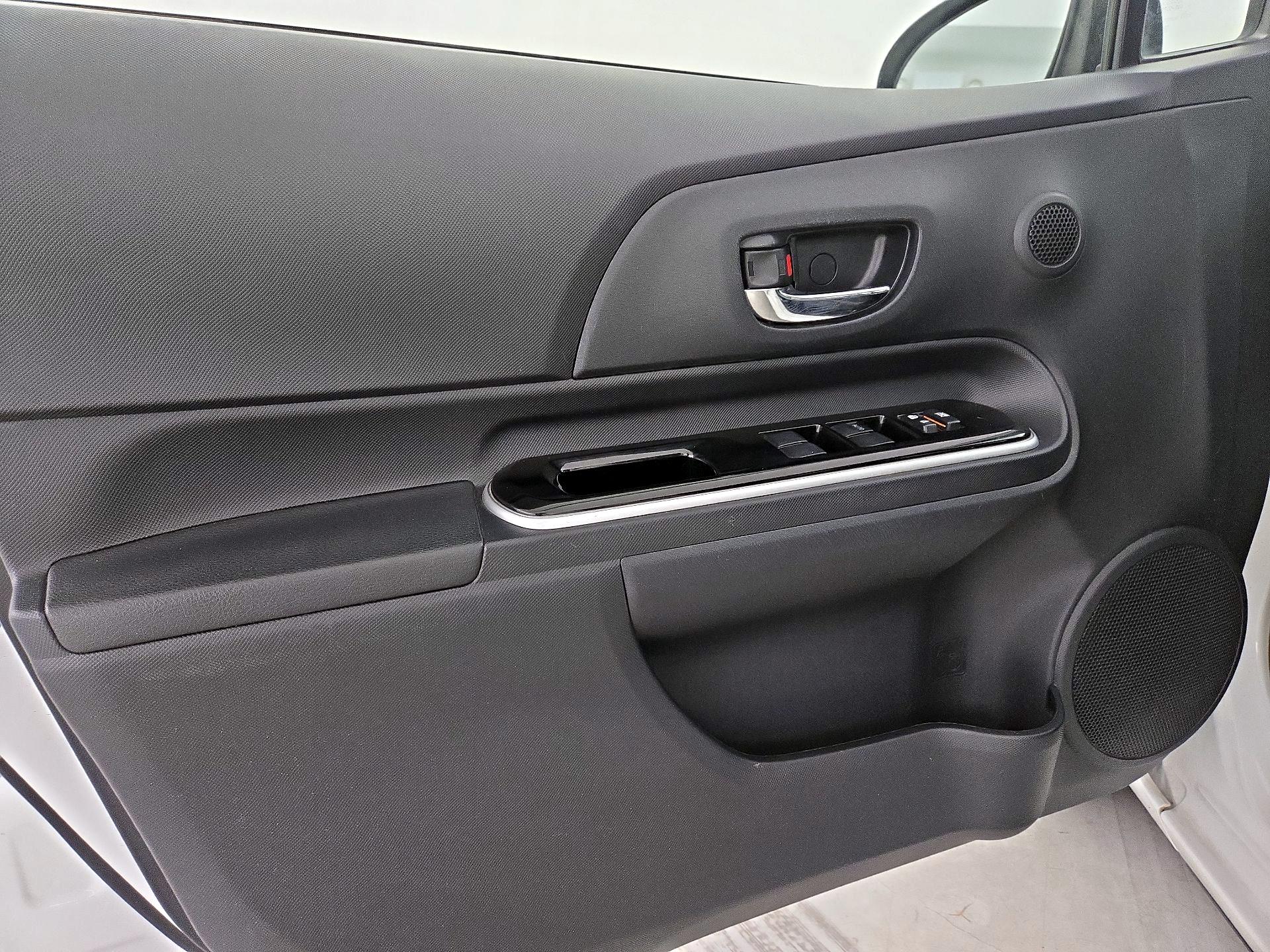 Thumbnail: 2015 Toyota Prius c - 12