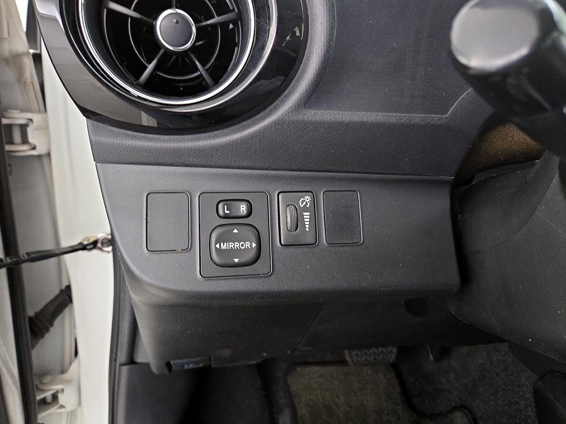 Thumbnail: 2015 Toyota Prius c - 13