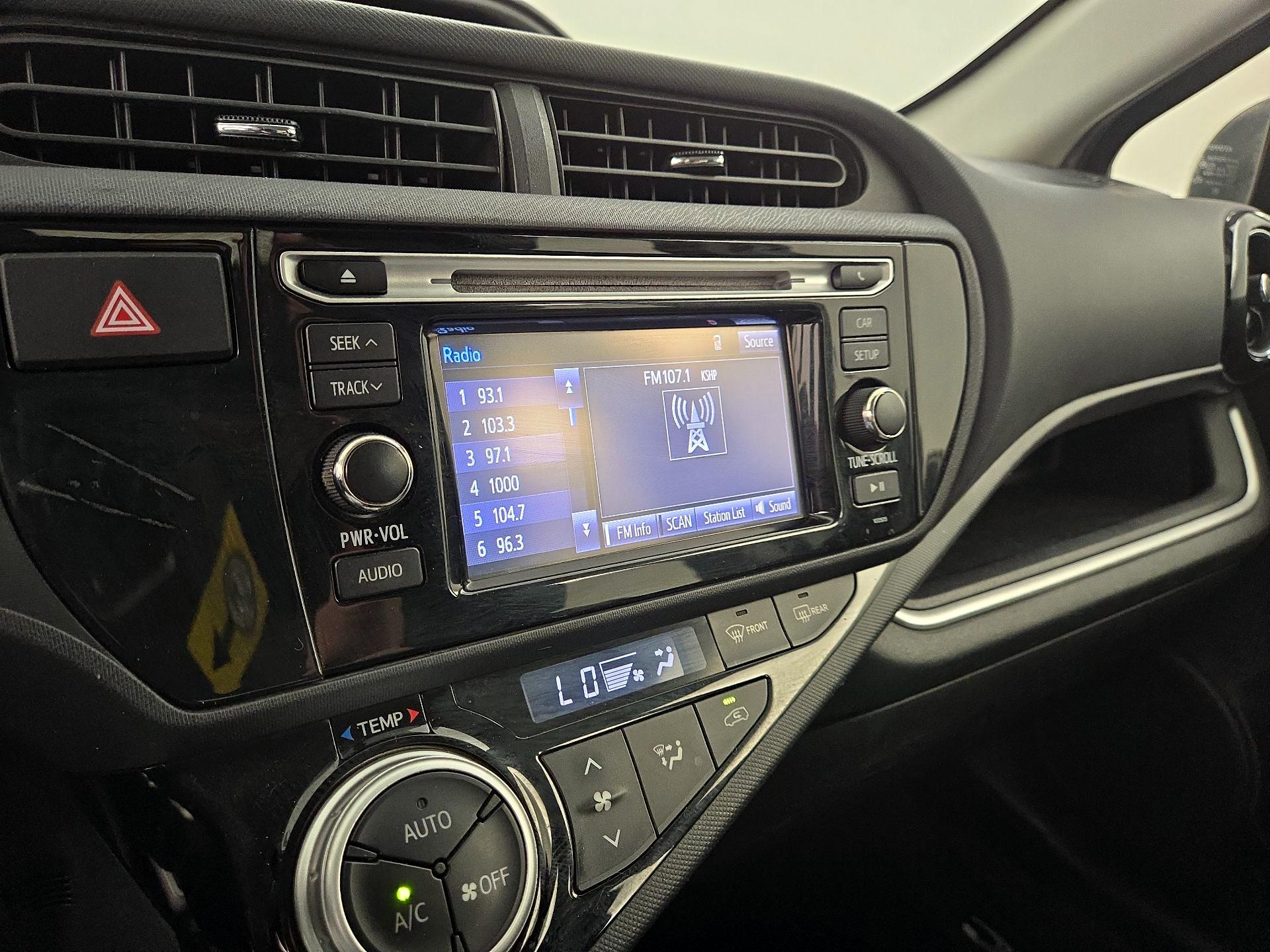 Thumbnail: 2015 Toyota Prius c - 14