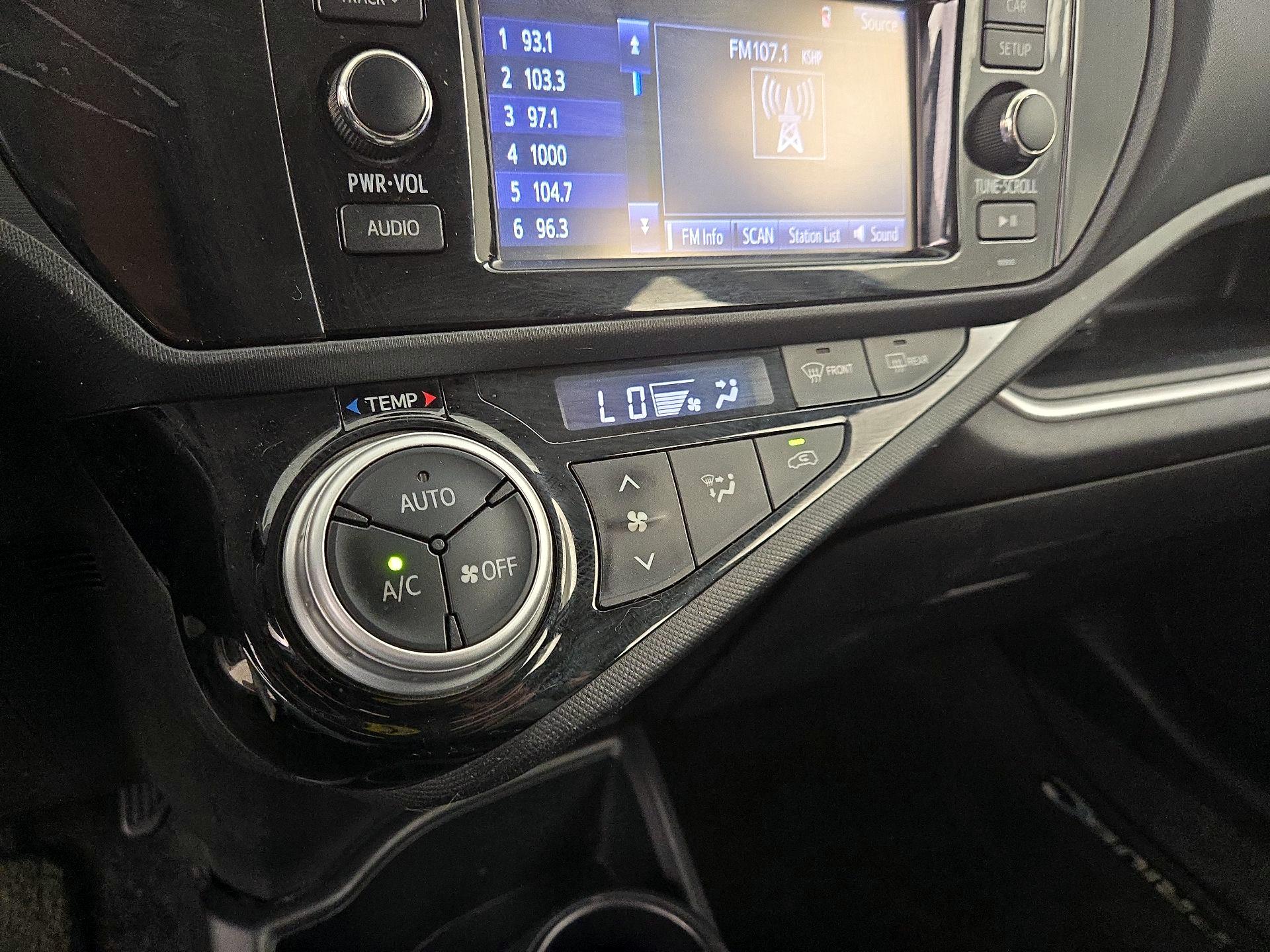 Thumbnail: 2015 Toyota Prius c - 15