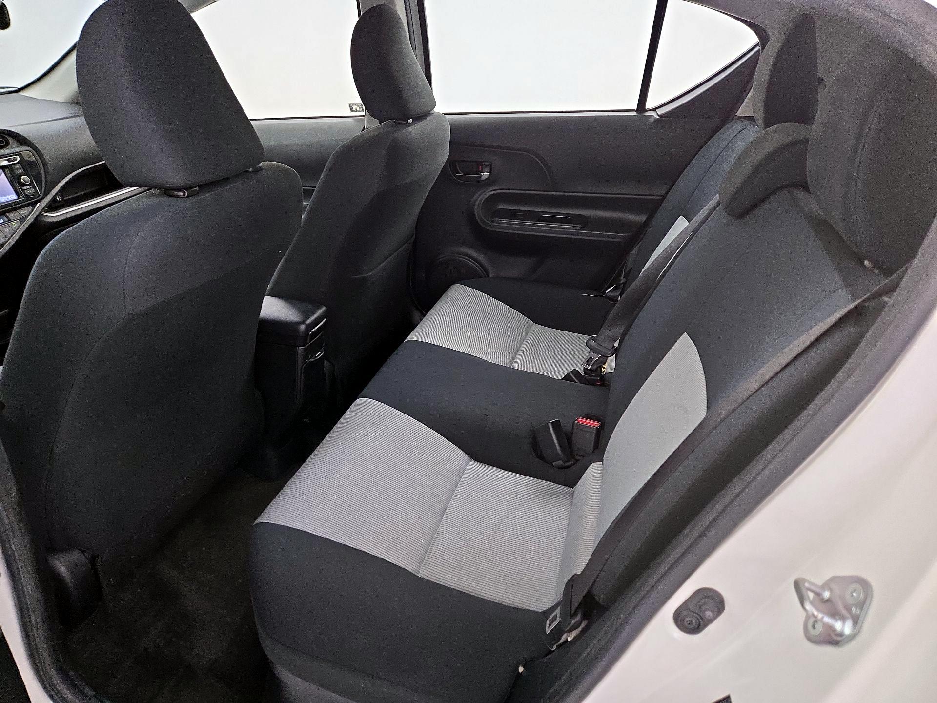 Thumbnail: 2015 Toyota Prius c - 17