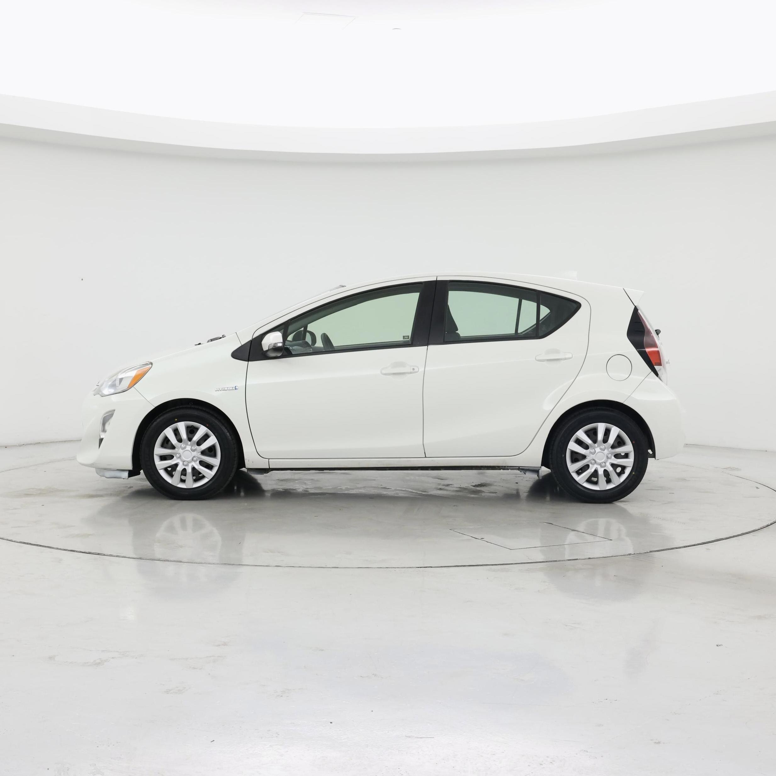 Thumbnail: 2015 Toyota Prius c - 3