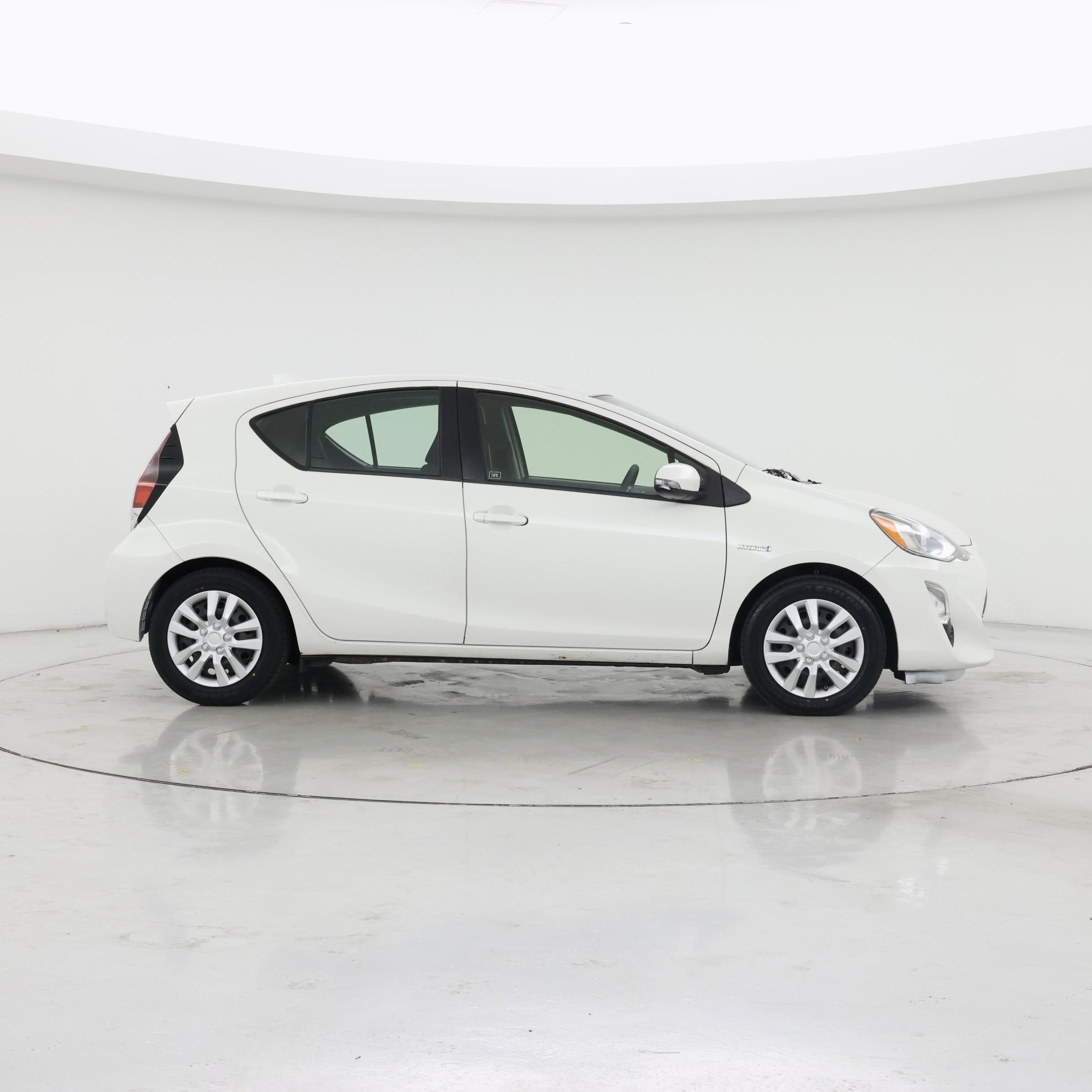 Thumbnail: 2015 Toyota Prius c - 7