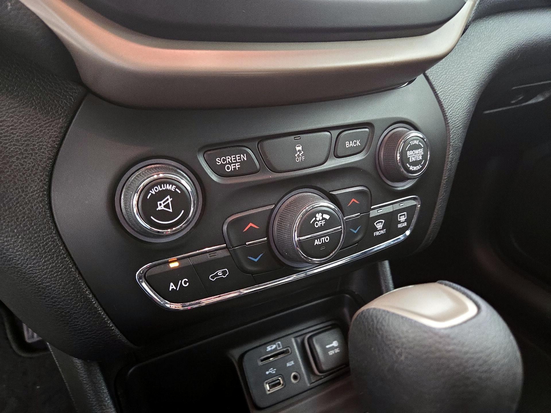 Thumbnail: 2017 Jeep Cherokee - 16