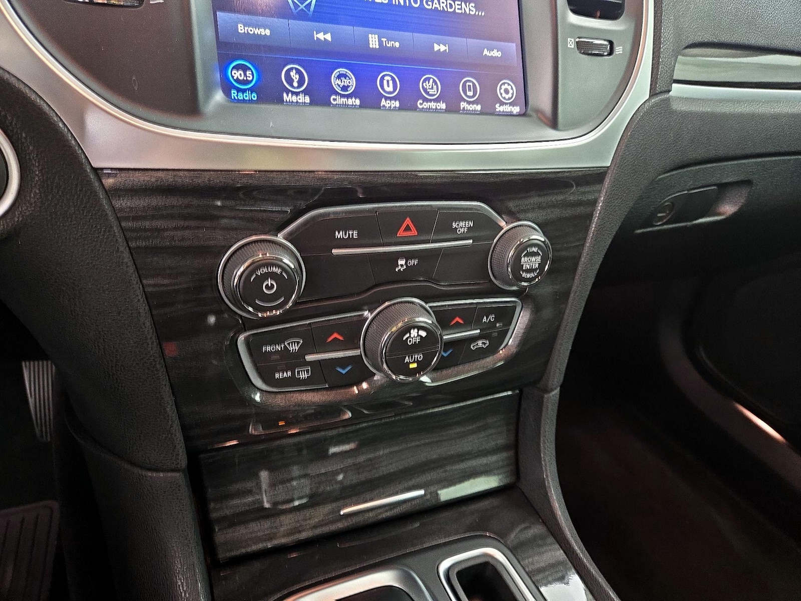 2018 Chrysler 300 Touring - Photo 17