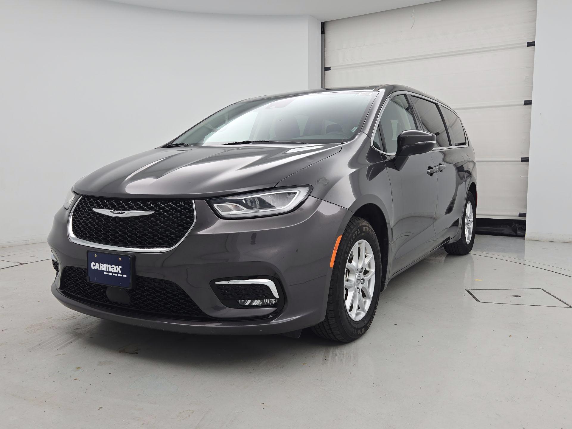 Thumbnail: 2023 Chrysler Pacifica - 3